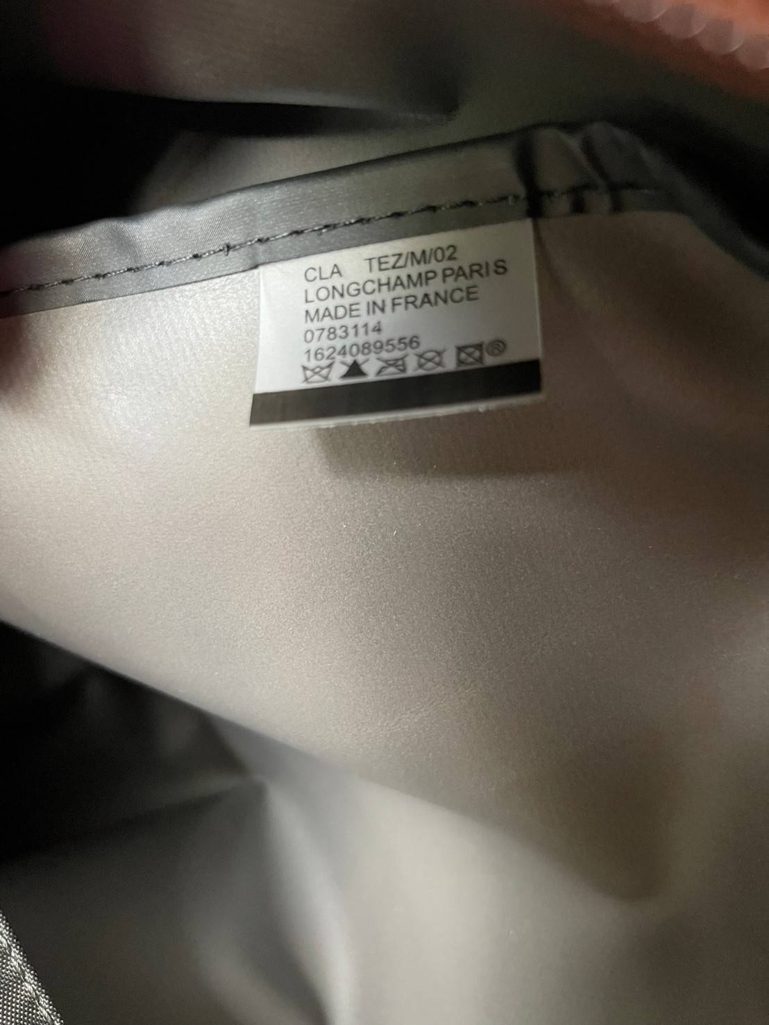 LONGCHAMP BOXFORD TRAVEL BAG L กระเป๋าเดินทางขนาดใหญ่ มาพร้อมสายสะพายที่สามารถถอดได้ ให้คุณเลือกสะพายไหล่หรือถือได้ มีซิปรูดเปิดปิดกระเป๋าที่ให้คุณมั่นใจได้ว่าคุณจัดเก็บไอเท็มของคุณได้อย่างมิดชิด บ็อคฟอร์ด (BOXFORD) สะท้อนความเป็นเอกลักษณ์ของแบรนด์ที่เปี่