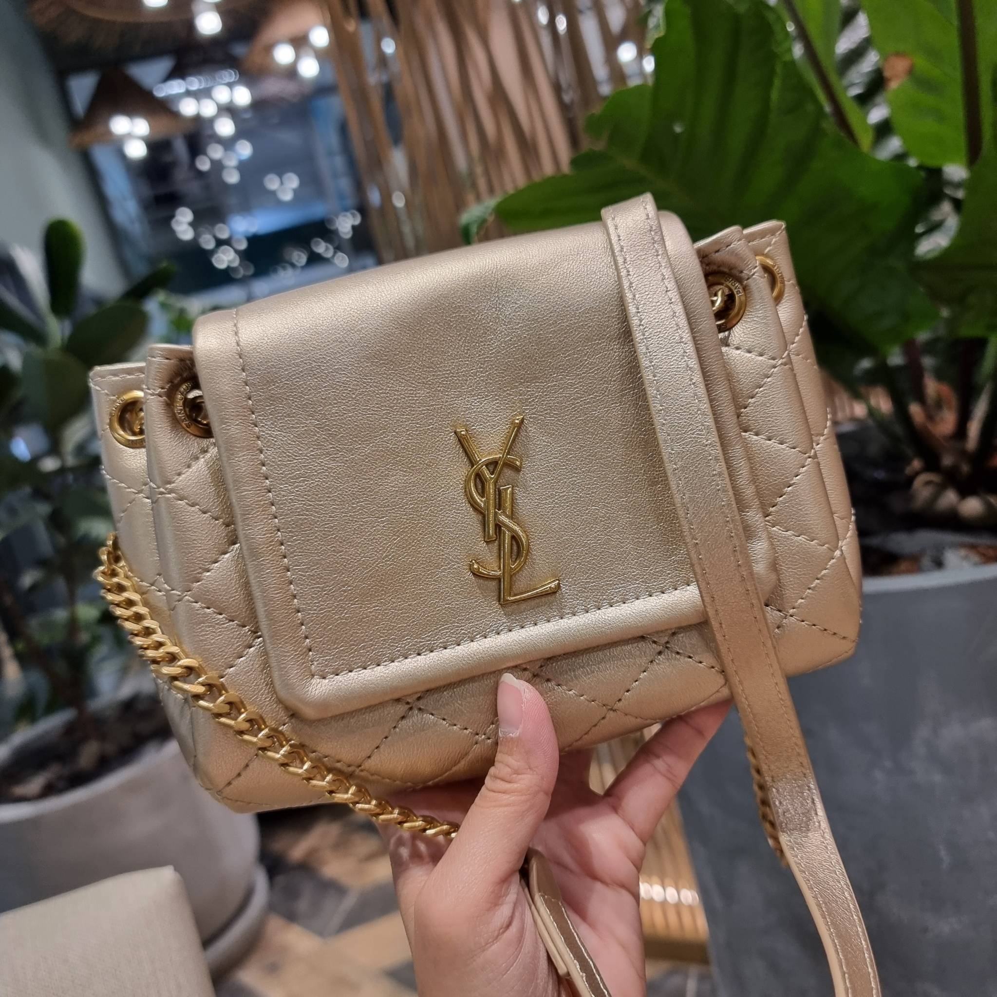 Yves Saint laurent mini nolita in lambskin / YSL mini nolita น้องสาวคนสวยที่ต้องตาเมื่อแรกเห็น กระเป๋าสะพายดีไซน์หรู ไซส์มินิ แบรนด์นี้ไม่เคยทำให้ผิดหวังจริงๆ ด้วยดีเทลความเรียบง่ายแต่มีความหรูอยู่ในตัว วัสดุหนังแกะ สัมผัสดีงามมากๆ เปิด-ปิดด้วยกระดุมแม่เห