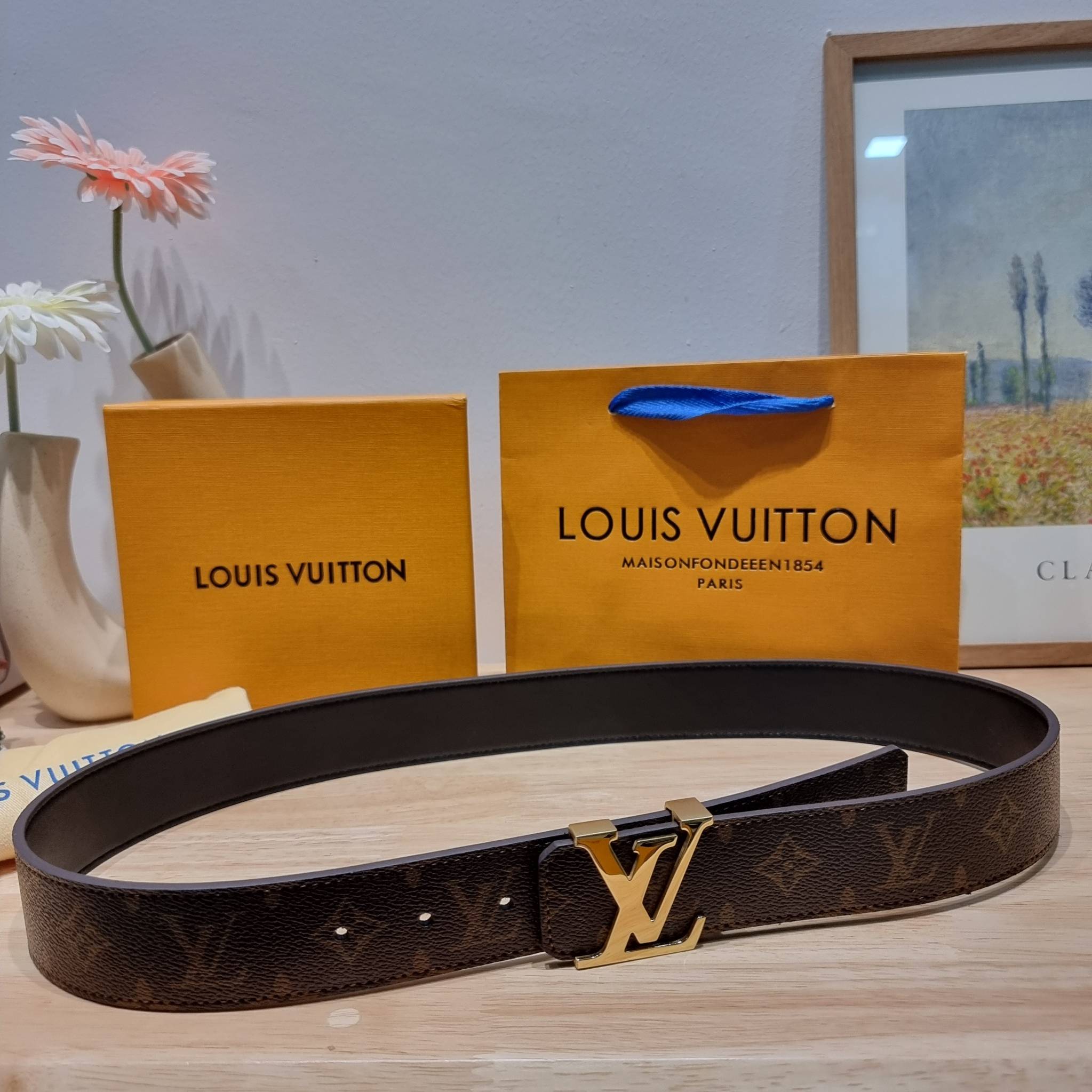 LV Belt Monogram / Silver- Gold เข็มขัดสุดคลาสสิค เรียบง่าย ผู้ดี เป็นซิกเนเจอร์ ด้วยดีไซน์ที่เป็นอมตะ หัวเข็มขัด solid steel อะไหล่ทองและอะไหล่เงินโดดเด่น