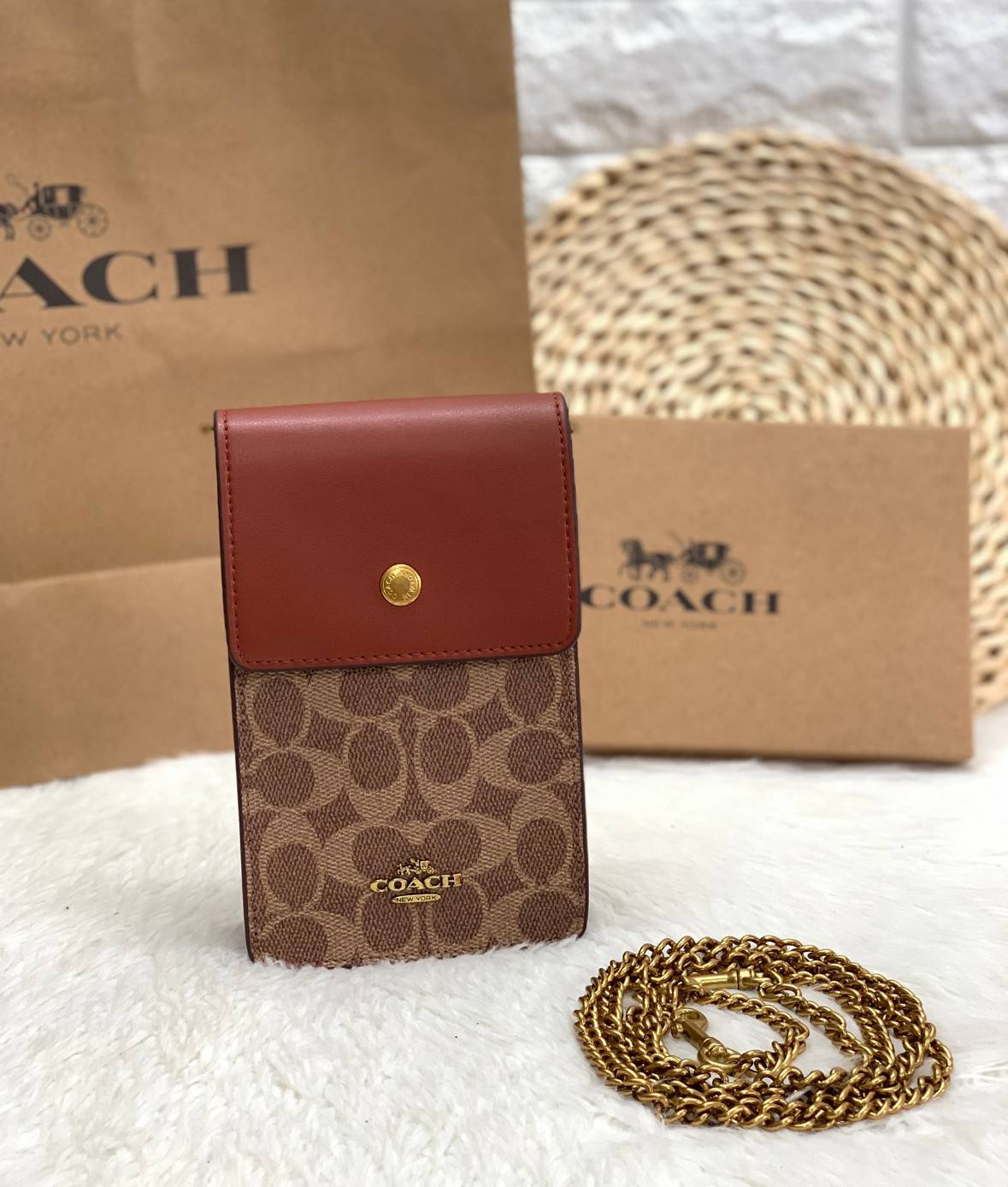 COACH PHONE CASE CROSSBODY BAG ((73486//76988//76357//39955//91046)) COACH NORTH/SOUTH CROSSBODY IN SIGNATURE CANVAS กระเป๋าใส่โทรศัพท์รุ่นนี้ มีความโดดเด่นทั้งดีไซน์และคุณสมบัติในการใช้งาน ด้วยลวดลายที่มีซิกเนเจอร์เป็นเอกลักษณ์แล้ว ด้านหลังยังมีช่องใส่กา