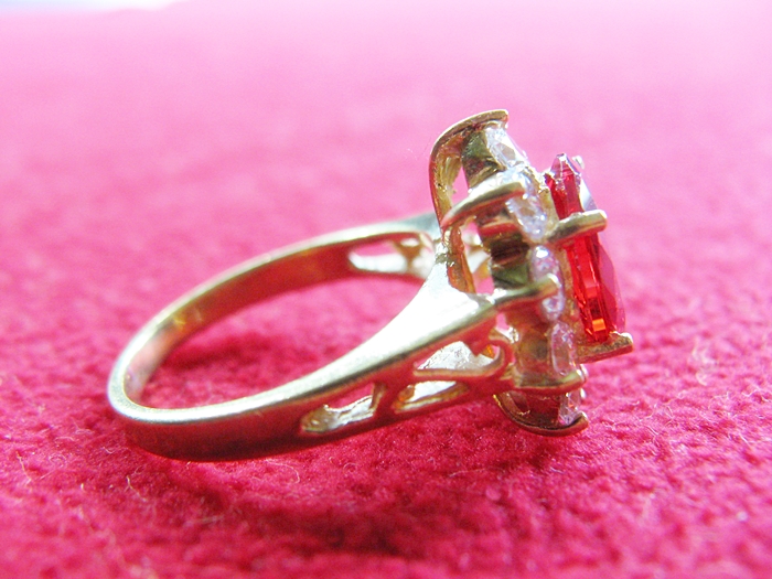 สินค้าหมดค่ะ แหวนทับทิมแดงทองเหลืองล้อมเพชรแบบผู้หญิง(ราศีกรกฎ)แบบเล็กค่ะ