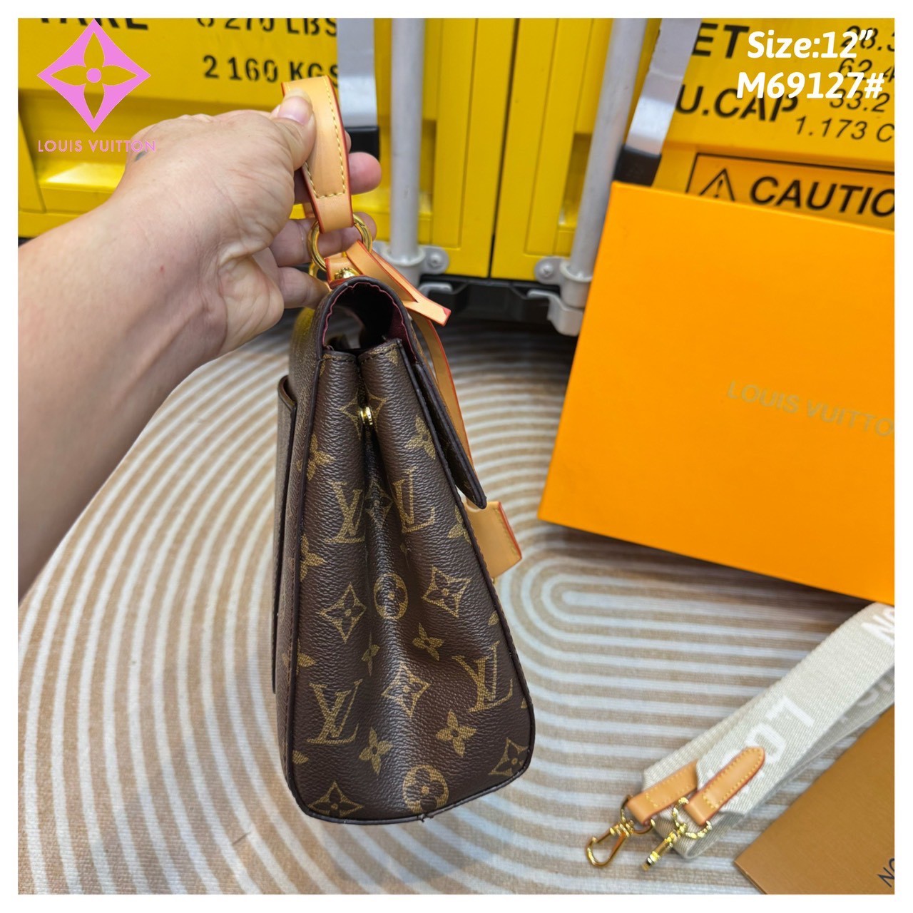 LV Cluny Bag Monogram Canvas กระเป๋าสะพายลายโมโนแกรม มาพร้อมดีไซน์ใหม่พิมพ์ลายสดใสมีชีวิตชีวา แรร์ไอเท็มที่สาวๆต้องมี! เป็นอีกรุ่นที่ขายดีมากเพราะใช้งานง่าย