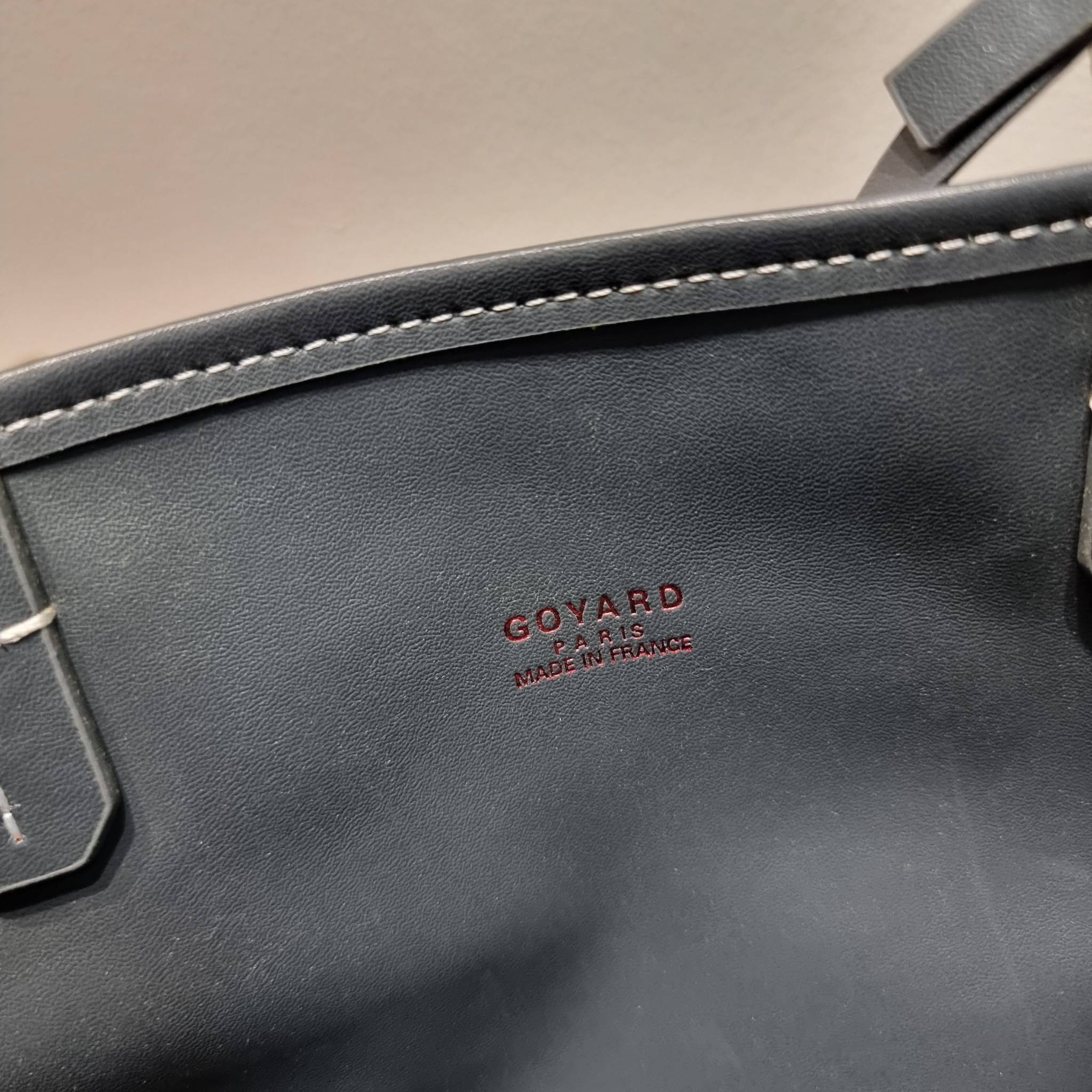 GOYARD ANJOU REVERSIBLE TOTE กระเป๋าสะพายทรงโท้ท ใบใหญ่จุใจ!! กลับด้านใช้ได้ทั้ง 2 ด้าน มาครบสีขายดี เลิศทุกสี รูปทรงคลาสสิค ดีไซน์เป็นเอกลักษณ์ ใช้งานได้หลากหลาย สามารถกลับด้านใช้ได้แบบไม่มีเบื่อ วัสดุหนังแคนวาสพิมพ์ลายสวยคม