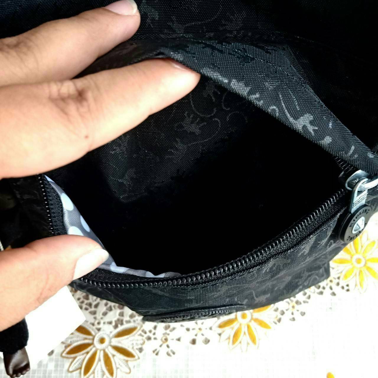 KIPLING 2WAYS MINI BACKPACK 👍กระเป๋าสะพาย2Wayรุ่นใหม่วัสดุ Nylon & Polyester 100% 👍หูหิ้วมีลายปั้มแบรนด์ 👍สายสะพายยาวเลื่อนปรับได้ถอดได้ 👍สามารถถือหรือสะพายได้ จะสะพายไหล่ สะพายเฉียง Crossbody หรือจะคล้องสายเป็นเป้สะพายหลัง