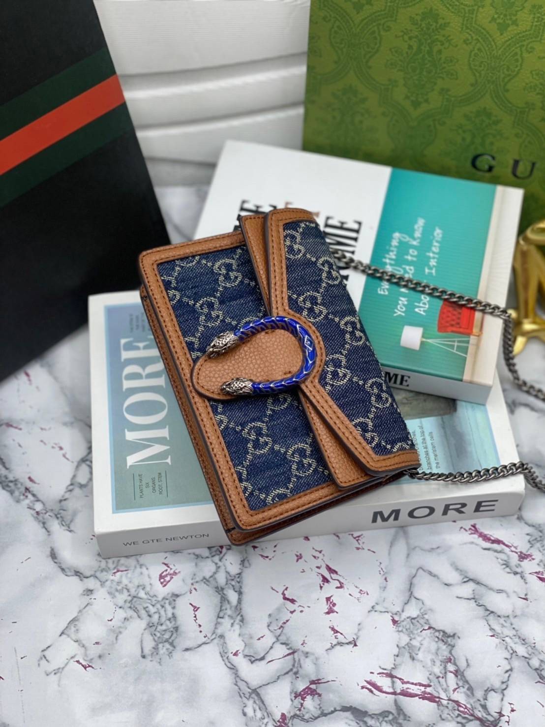 หนังแท้ GUCCI Denim Dionysus mini bag / GG Dionysus Shoulder bag / GG Denim Dionysus พร้อมส่งที่ไทย กระเป๋าสะพายข้างเดนิมสีเข้มสลับหนังแท้สีน้ำตาลงาช้าง เกรดหนังคุณภาพดียิ่งใช้หนังยิ่งสวย โทนสีน่าใช้มากก มาในดีไซน์คลาสสิคเรียบหรูเข้ากับทุกลุ๊คแบบไม่มีเอ้า