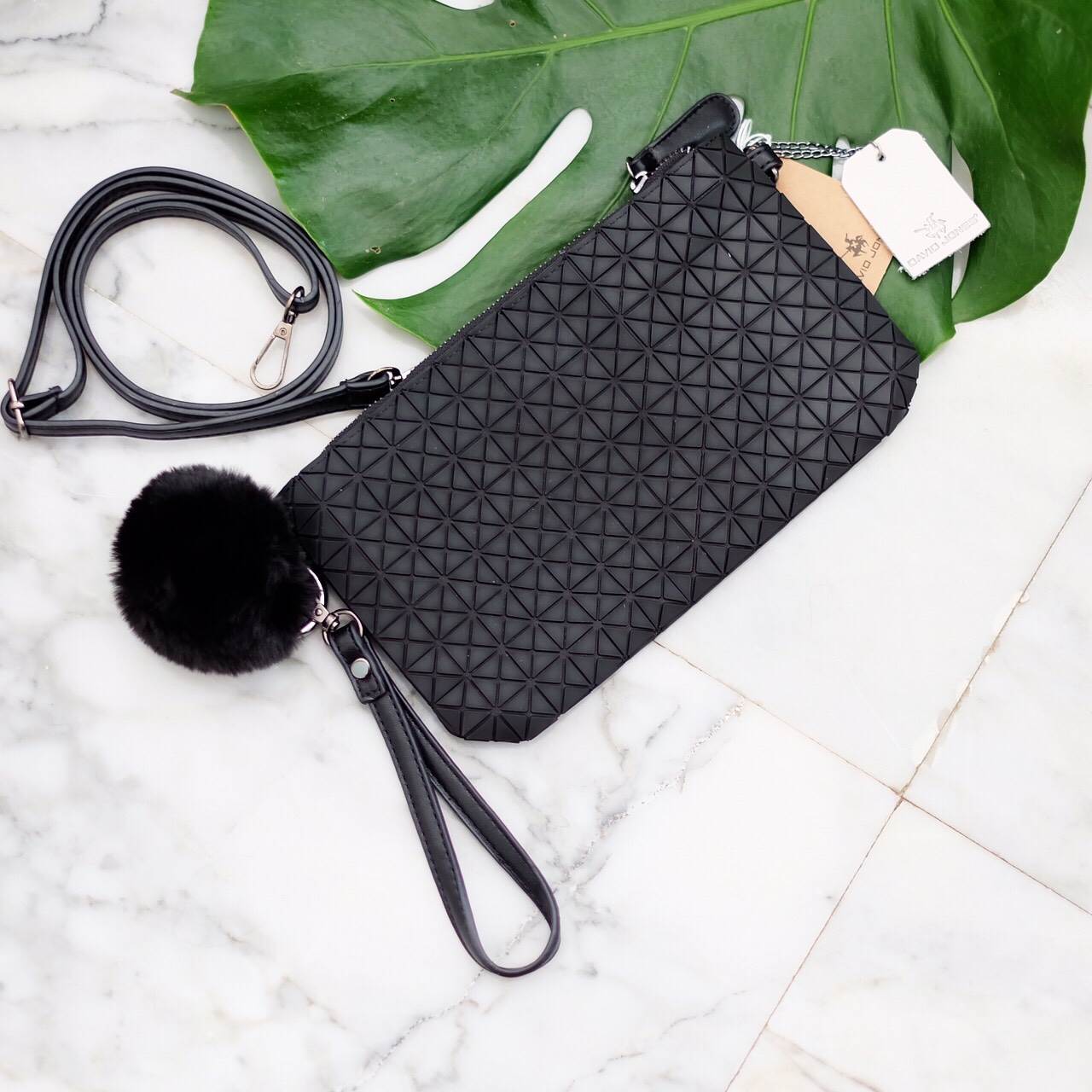 💥รุ่นขายดี สีเข้าเพิ่มค่า !!! เอาใจสาวๆ ที่ต้องการหากระเป๋าสะพายข้างใบเล็กๆเบาๆ สะพาย cross body สวย สะพายจบในใบเดียว แนะนำใบนี้เลยค่า อะไหล่ดำ เรียบหรูมากคะ จากแบรนด์ David Jones ตัวกระเป๋าสะพาย ปรับเก็บสายถือเป็น clutch bag ได้คะ มีสายคล้องข้อมื