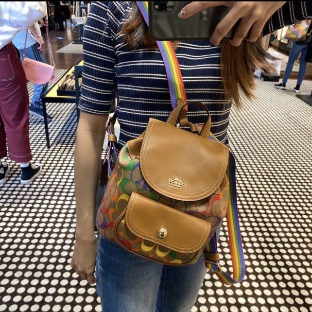 COACH PENNNIE BACKPACK IN RAINBOW SIGNATURE ((C4097)) สวยจึ้งมากแม่ ห้ามพลาด ต้องมีค่ะ! พร้อมส่งค่ะ ล่าสุด กับกระเป๋าสะพายหลังมีหูหิ้ว หนังแท้นิ่มอย่างดี ลายCทั้งใบแบบสีรุ้งสดใสมาเลย สวยมากๆค่ะ