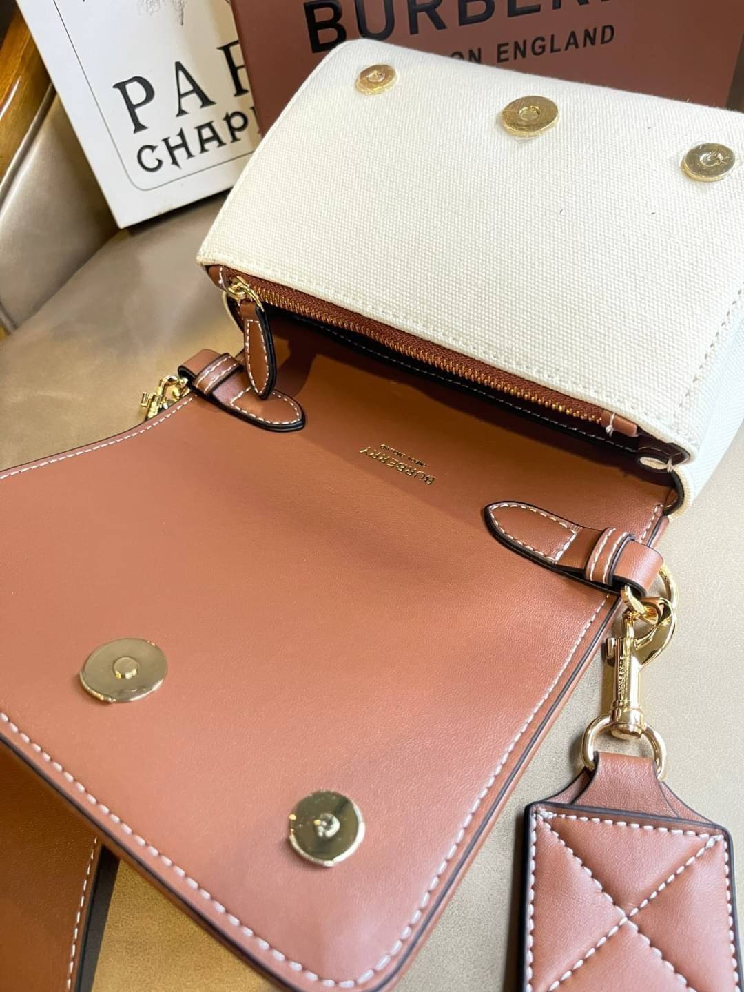 Burberry Small Horseferry Print Cotton Canvas Crossbody Bag เป็นกระเป๋าสะพายที่ดูทันสมัย สายหนังสปอร์ต ในส่วนของโลโก้มาในรูปแบบของการพิมพ์ลายไปบนกระเป๋า ทำให้ดูโมเดิร์นยิ่งขึ้น วัสดุหลักที่ใช้ในการผลิตกระเป๋ารุ่นนี้คือ ผ้าแคนวาสและหนัง โดยผ้าแคนวาสดูเหมือ