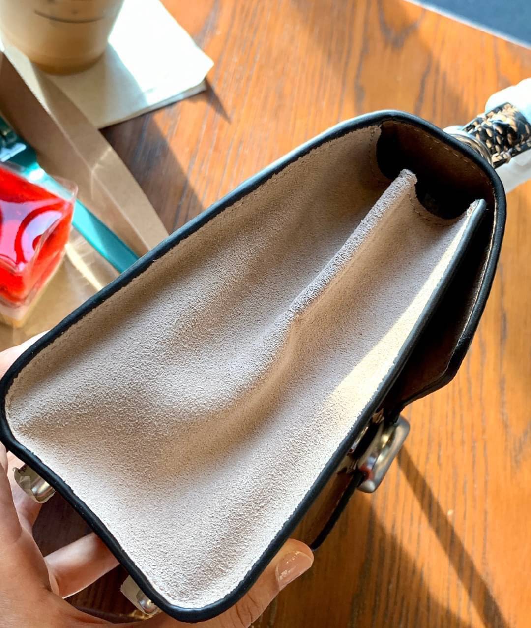 OUTLET 】COACH TABBY TOP HANDLE 20 LEATHER BAG หรูหรามากๆค่ะ สินค้าแนะนำ!! กระเป๋าถือ//สะพายข้างได้ วัสดุหนังแท้อย่างดี หนึ่งใบทำหนัง2แบบได้อย่างลงตัว สวยงาม มีอะไหล่ตัวC ใหญ่ด้านหน้าโดดเด่นหรูมากๆค่ะ 🔺เปิดปิดแบบกดล็อค ภายในมี2ช่องสำหรับใส่ของ สามา