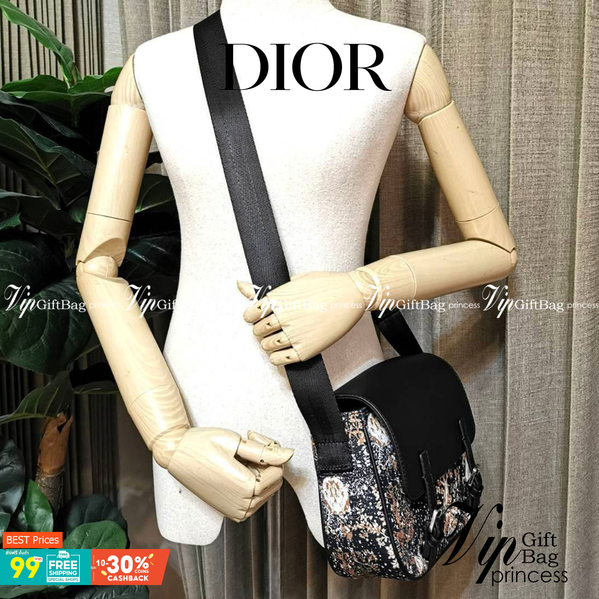 CHRISTIAN DIOR MESSENGER BAG GIFT WITH PURCHASE (GWP) พรีเมี่ยมกิ้ฟรุ่น Limited จาก DIOR DUTYFREE COUNTER ดีไซน์ทรงสี่เหลี่ยมขึ้นลาย Dior สวยหรูดูดีโดดเด่นเป็นเอกลักษณ์ เปิดปิดด้วยฝาปิดกระดุมแม่เหล็ก ภายในโล่งมีโลโก้และช่องซิปใส่มือถือ กระเป๋าสตางค์ยาว ขอ