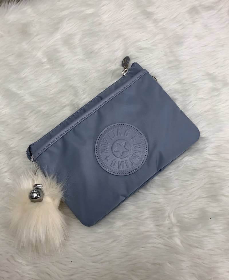 New in Kipling Sling Bag 2018 (k72323) >>Factory OEM HK<< พร้อมส่งที่ไทย กระเป๋าสะพายข้าง crossbody หรือถือ ก็เก๋ไปอีกแบบ วัสดุไนล่อนอย่างดี คุณภาพสูง ผ้าลื่นแวว ด้านหน้าติดโลโก้แบรนด์ตัวใหญ่ มีช่องกว้างขนาดกลางหนึ่งช่อง ใส่ของได้เยอะ เปิดปิดช