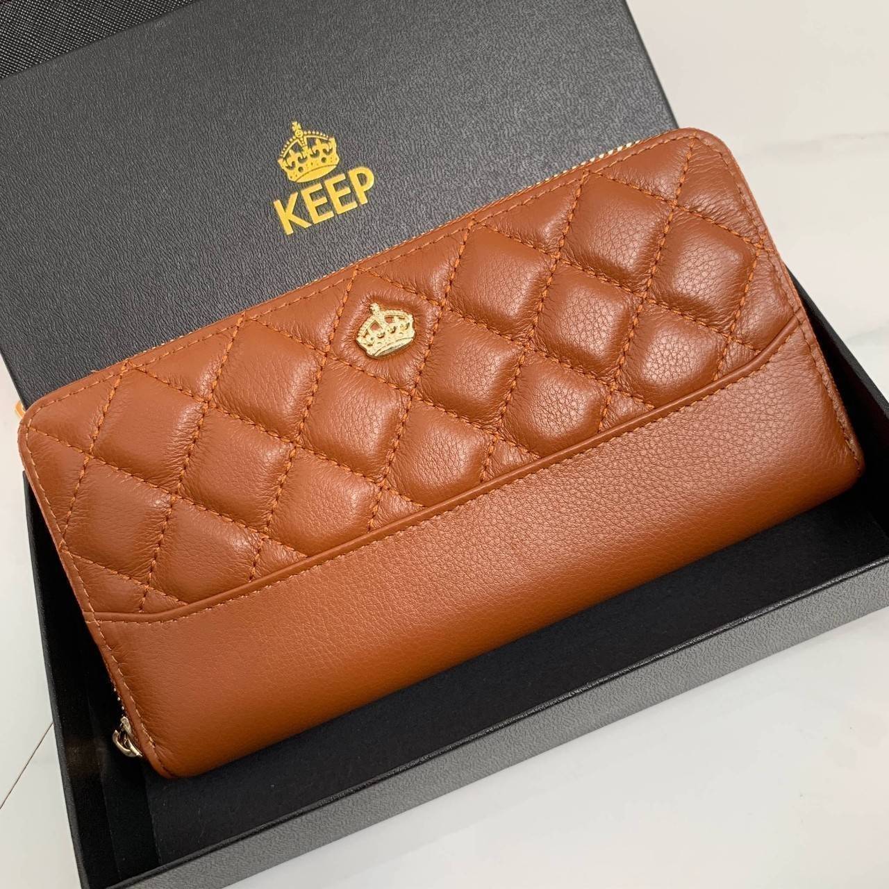 กระเป๋าสตางค์ Size ยาว ซิปรอบ สวยรับเงินมากใบนี้ คอนเฟิร์ม 💵💵 ใครกำลังหากระเป๋า size ห้ามพลาดนะคะ หนังสวยจริงๆ หนังวัวแท้ ตีตาราง นิ่ม ฟู ใช้หนังเกรดดีที่สุด สวยมาก KEEP • Super Rich ( Long )• กระเป๋า สตางค์ขนาดยาว ซิปรอบ ภายใน จุของคุ้ม ใ