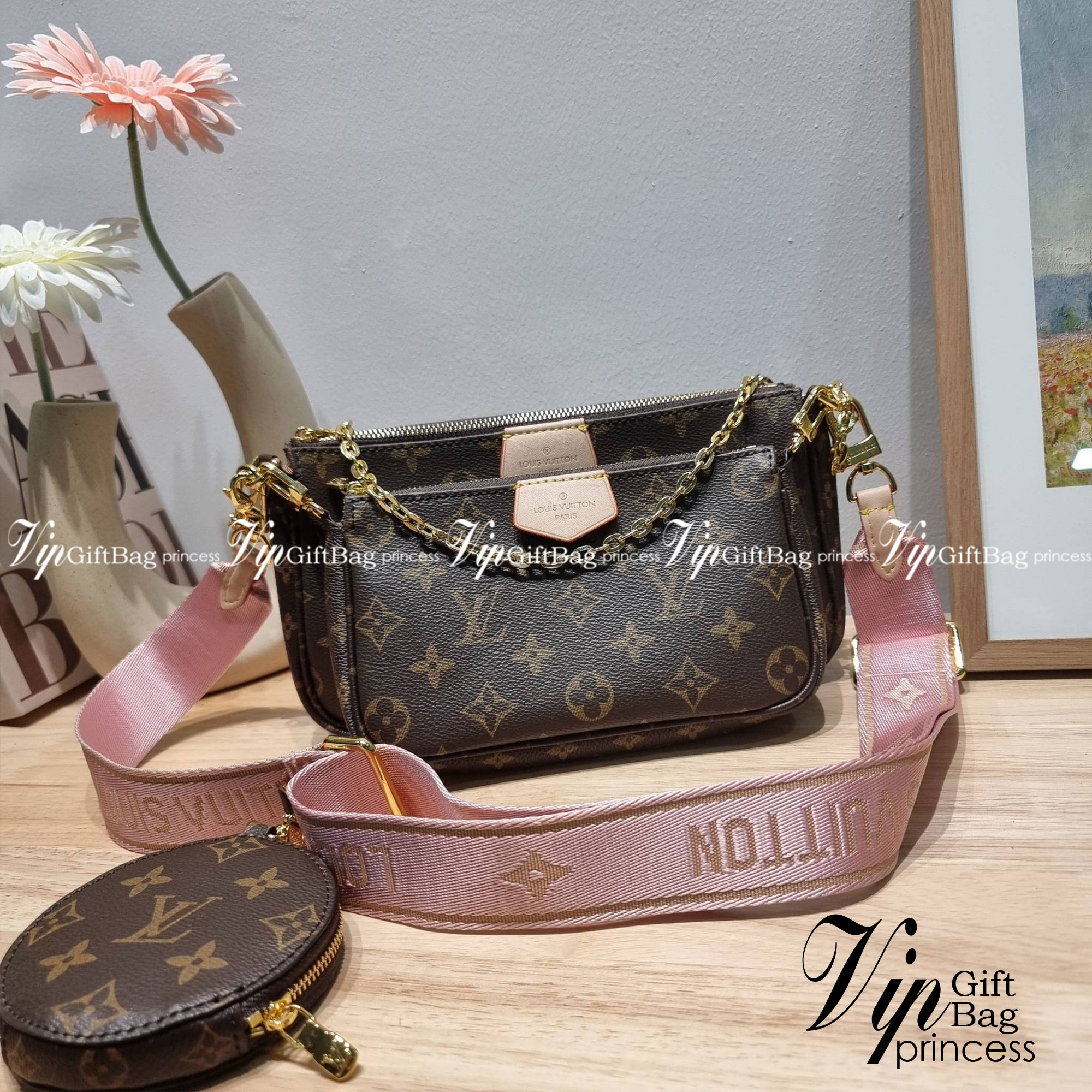 Set 4 ชิ้น LV Multi Pochette Bag New in!! กับ box set ชวนสะสม ที่จับเอารุ่นยอดฮิต มามิกซ์รวมกับไอเท็มสุดคุ้มของมันต้องมี!! จัดเรียงให้อยู่ในกล่องสุดหรู ไม่ว่าจะตัวกระเป๋า กระเป๋าสตางค์ กระเป๋าจิ๋ว ใบไหนๆก็นำมาใช้งานได้จริง คุ้มค่ามากๆ แถมฟรี! ริบบิ้นลายลิ