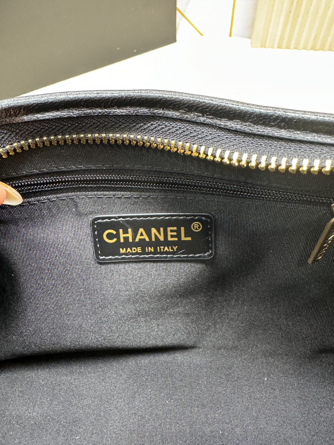 CHANEL HOBO BAG Shiny Leather & Gold-Tone Metal 26cm กระเป๋าทรงโฮโบ ดีไซส์สวยเรียบหรู เกรดออริ สลับแท้ 1:1 ใช้งานต่างประเทศได้