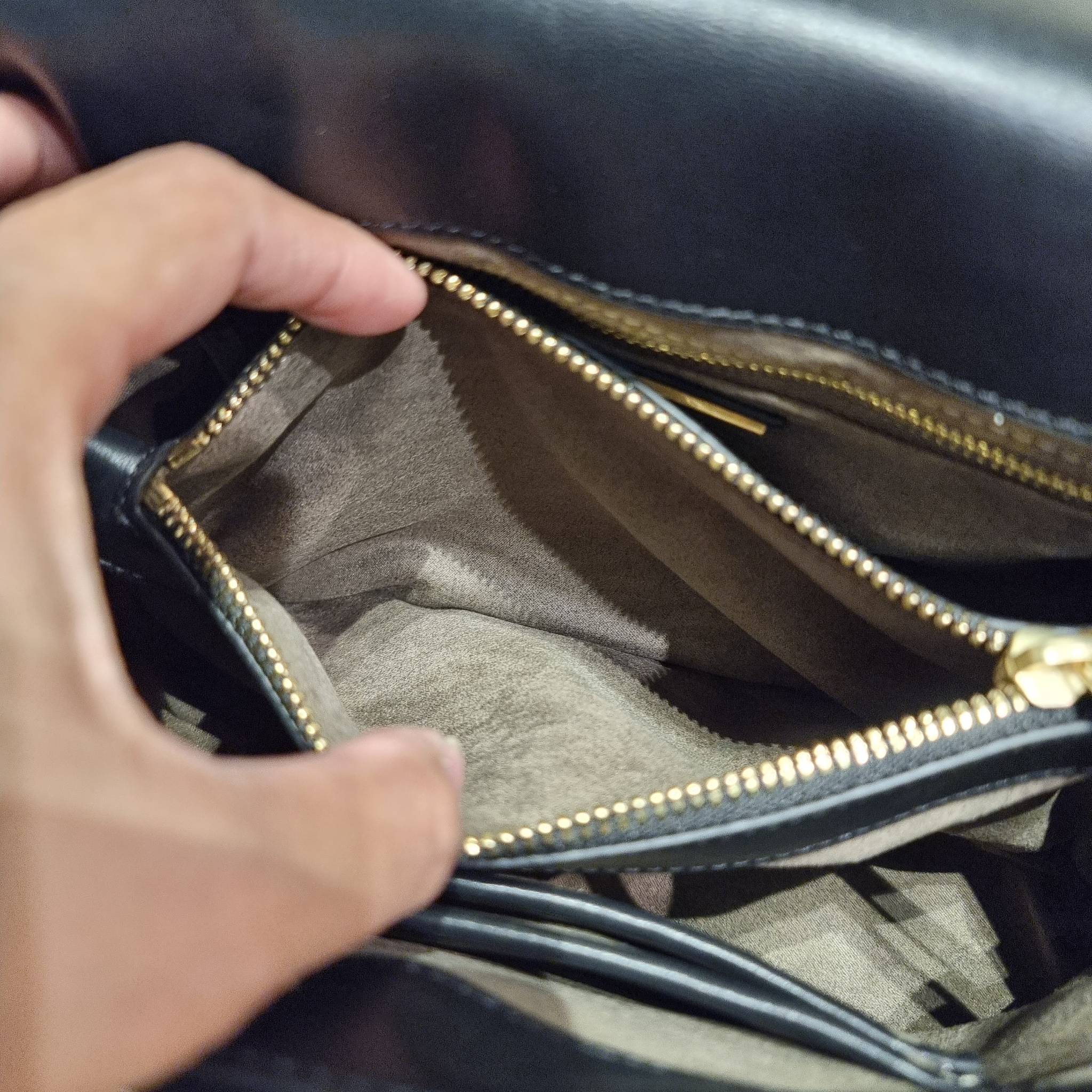 TORY BURCH KIRA QUILTED LARGE SATCHEL ใบใหญ่กับคอลที่ปังไม่ไหว พร้อมเสิร์ฟสีคลาสสิค กระเป๋าถือ/สะพาย ทรงสวย ดูแพง ดูหรู!! หนังแท้ ดีไซน์บุนวม เส้นคมสวย วัสดุหนังแกะ สัมผัสดีงาม นิ่มมือ เปิด-ปิดด้วยอะไหล่บิดล็อค ภายในเป็นช่องโล่ง มีช่องซิป ใส่ของได้แน่นๆ ม