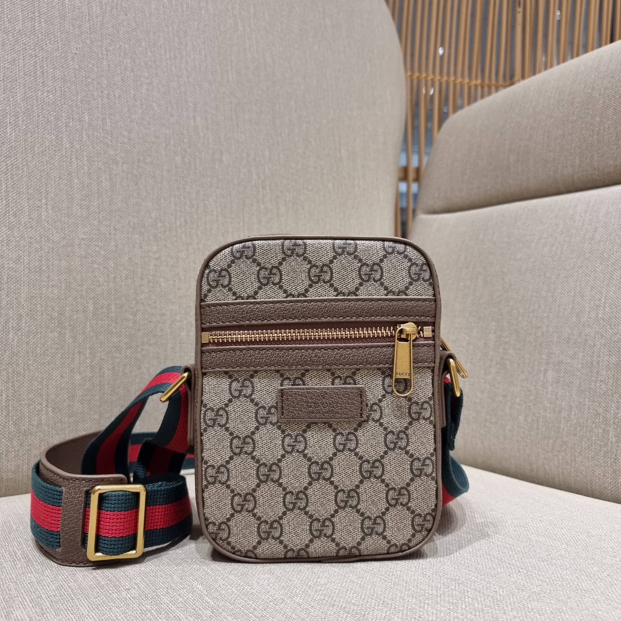 VIP 】GC VIP MINI MESSENGER CROSSBODY BAG กระเป๋าสะพายข้างพรีเมี่ยมกิ๊ฟลุคสปอร์ต เรียบแต่แอบหรู ไซส์มินิ น่าใช้!! วัสดุหนังแคนวาส ไม่ต้องห่วงเรื่องความทนทาน ✔️ ตกแต่งสายคาดหรู เท่ ดีไซน์สีตามสัญลักษณ์แบรนด์ เข้ากันมากๆ!! เปิด-ปิดด้วยซิป ด้านหน้ามีช่