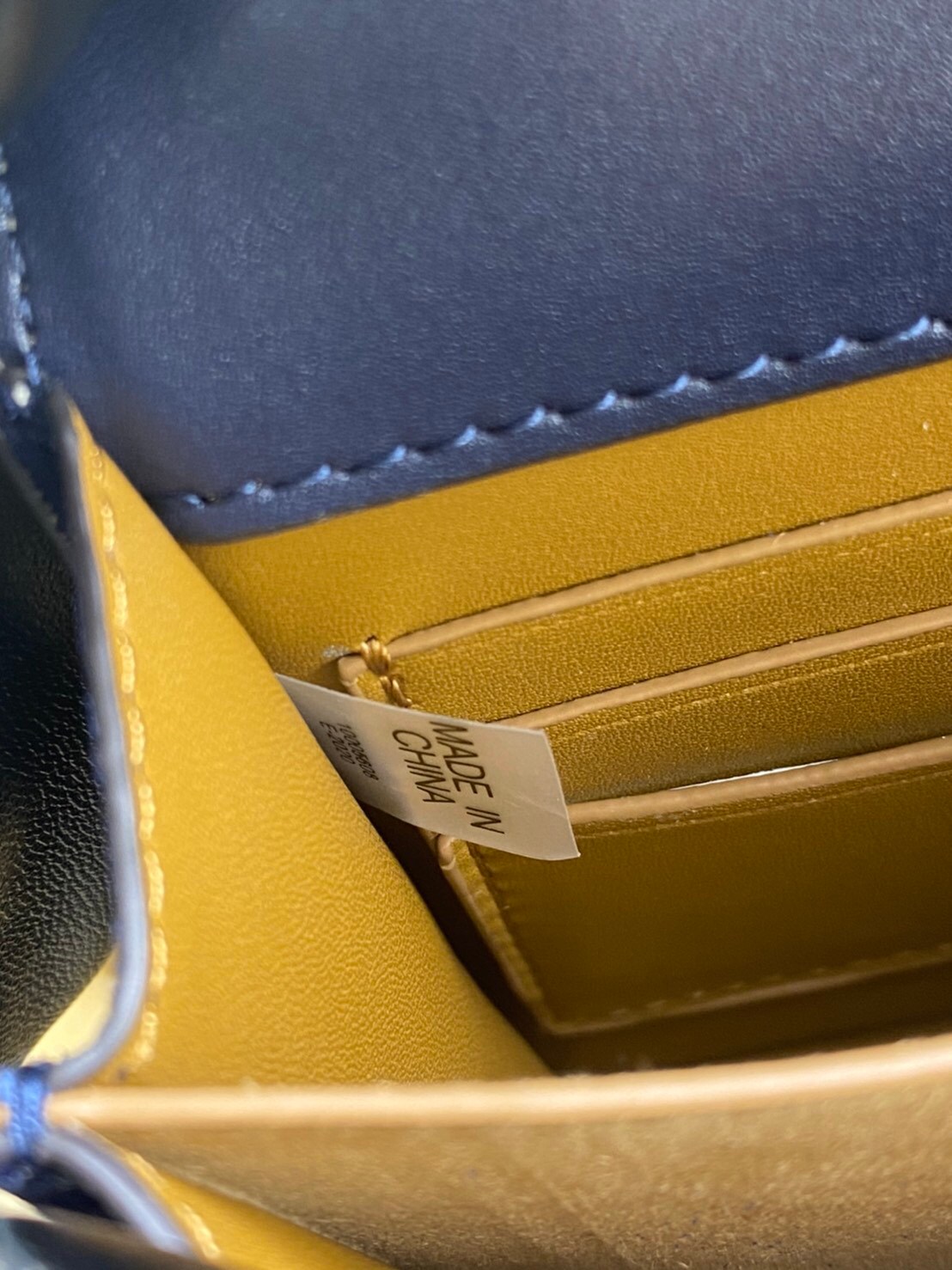 Medium Tory burch t monogram jacquard shoulder bag คอลเลคชั่น T Monogram สำหรับคอลเลคชั่นฤดูใบไม้ผลิ 2021 เราสร้างสรรค์ลายโมโนแกรมที่ได้รับแรงบันดาลใจมาจากลวดลายการถักทอผ้าห่มของชาว Pennsylvania Dutch แบบดั้งเดิม เป็นการเฉลิมฉลองโลโก้สุดไอคอนนิคของแบรนด์ 