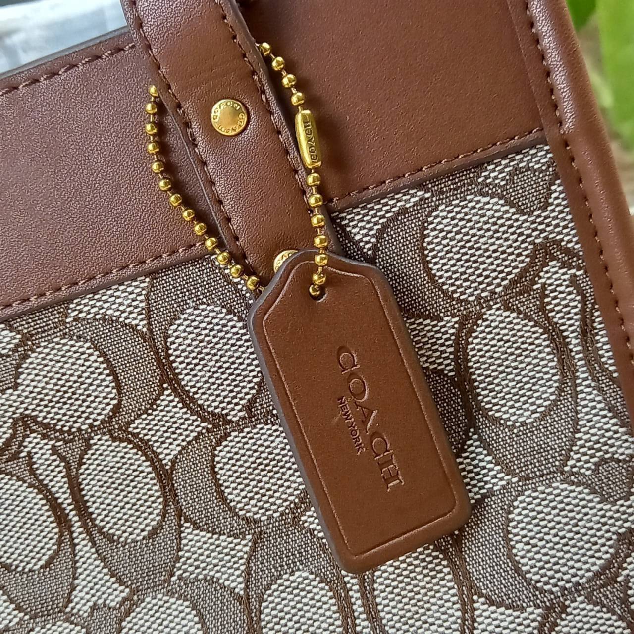 ใบนี้ ช่วยให้ชีวิตง่ายขึ้นเยอะเลย🌈🌺>>COACH FIELD TOTE 22 IN SIGNATURE JACQUARD(COACH C3865) 🍁กระเป๋าถือ สะพาย รุ่น Unisex ใช้ได้ทุกเพศวัย ขนาดเหมาะต่อการใช้งานในแต่ละวันมากๆ //วัสดุ jacquard ลาย signature ตกแต่งดีเทลด้วยหนังแ