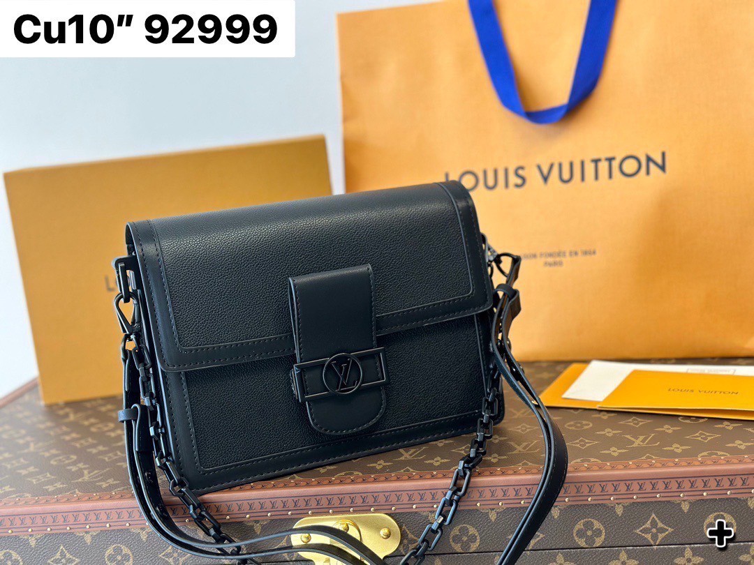 LV Dauphine MM Monochrome Black กระเป๋าสะพายทรงคลาสสิคลุคคุณหนูคุณนาย ยกระดับหนังแมตต์โทนสีดำโมโนโครมจากคอลเลคชั่น Black Out ดีไซน์ตัวล็อก LV สวยหรูเป็นเอกลักษณ์