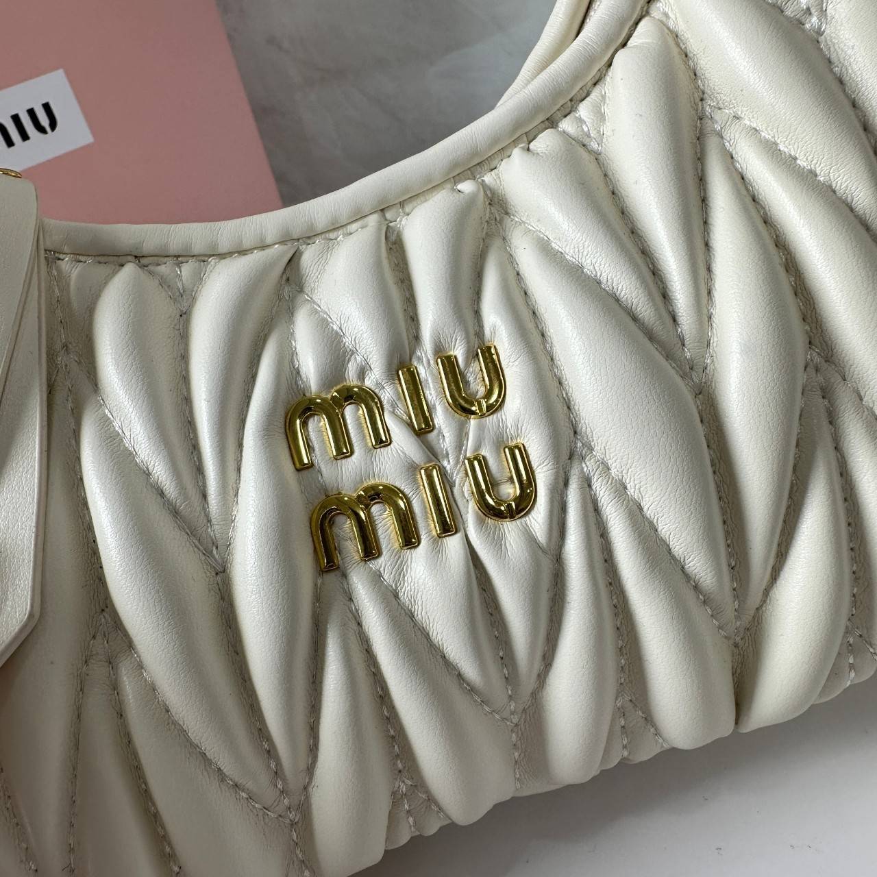 MIU MIU WANDER MATELASSÉ MINI HOBO BAG กระเป๋าถือ/กระเป๋าสะพายข้าง แบรนด์ดังจากอิตาลี ด้วยเอกลักษณ์ความโดดเด่น