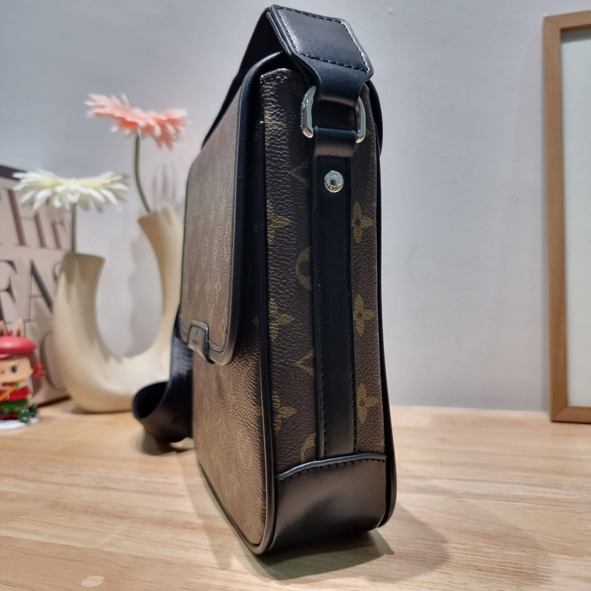 LV bass macassar monogram bag ของใหม่จัดให้หนุ่มๆ กับกระเป๋าสะพายทรงแมสเซ็นเจอร์ ไซส์กำลังดี เหมาะกับหนุ่มๆที่รักความคล่องตัว วัสดุหนังแคนวาสตัดสลับหนัง