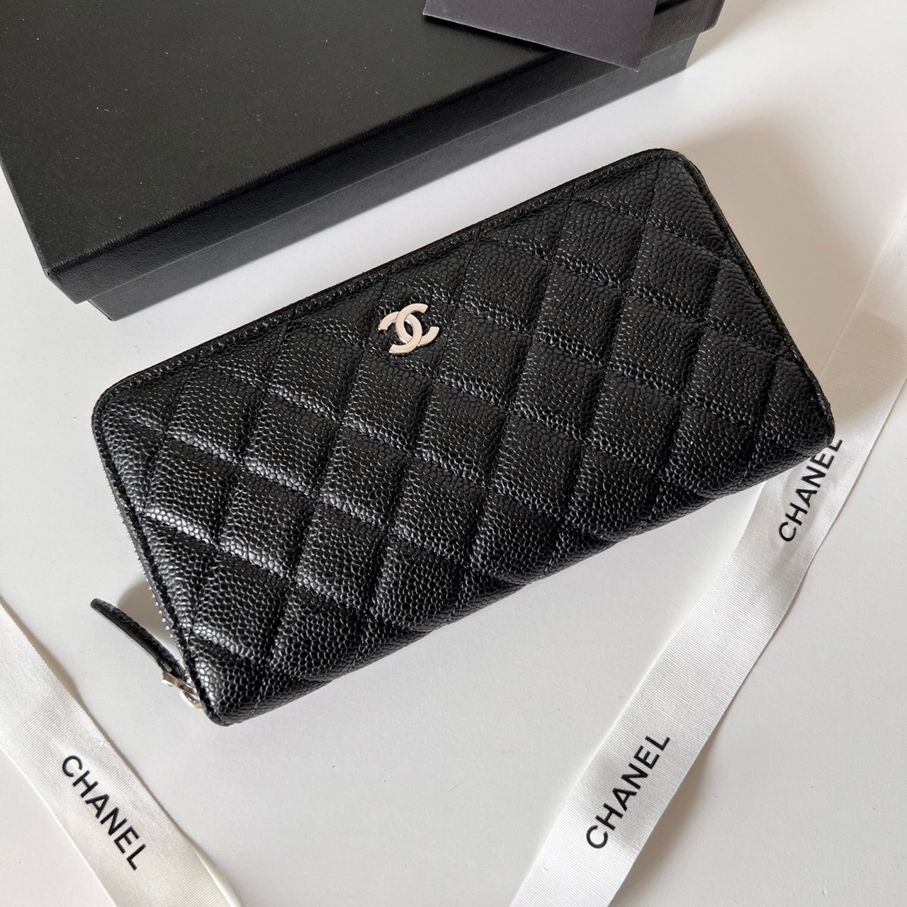 หนังแท้ CHANEL LONG WALLET รุ่นยอดนิยมไอเท็มฮิตวัสดุหนังคาเวียร์สวยคลาสสิคเปิดปิดด้วยฝาปิดกระดุมด้านหน้ามีโลโก้แบรนด์อะไหล่ทอง/เงินสวยหรู ภายในสีแดงเบอกันดี้ มีช่องซิปด้านในเรียกว่าใบเดียวจบ เป็นใบยอดนิยมของสาวๆ เลยค่าา พร้อมส่งที่ไทยไม่ต้องรอพรีฯ สาวก Ch