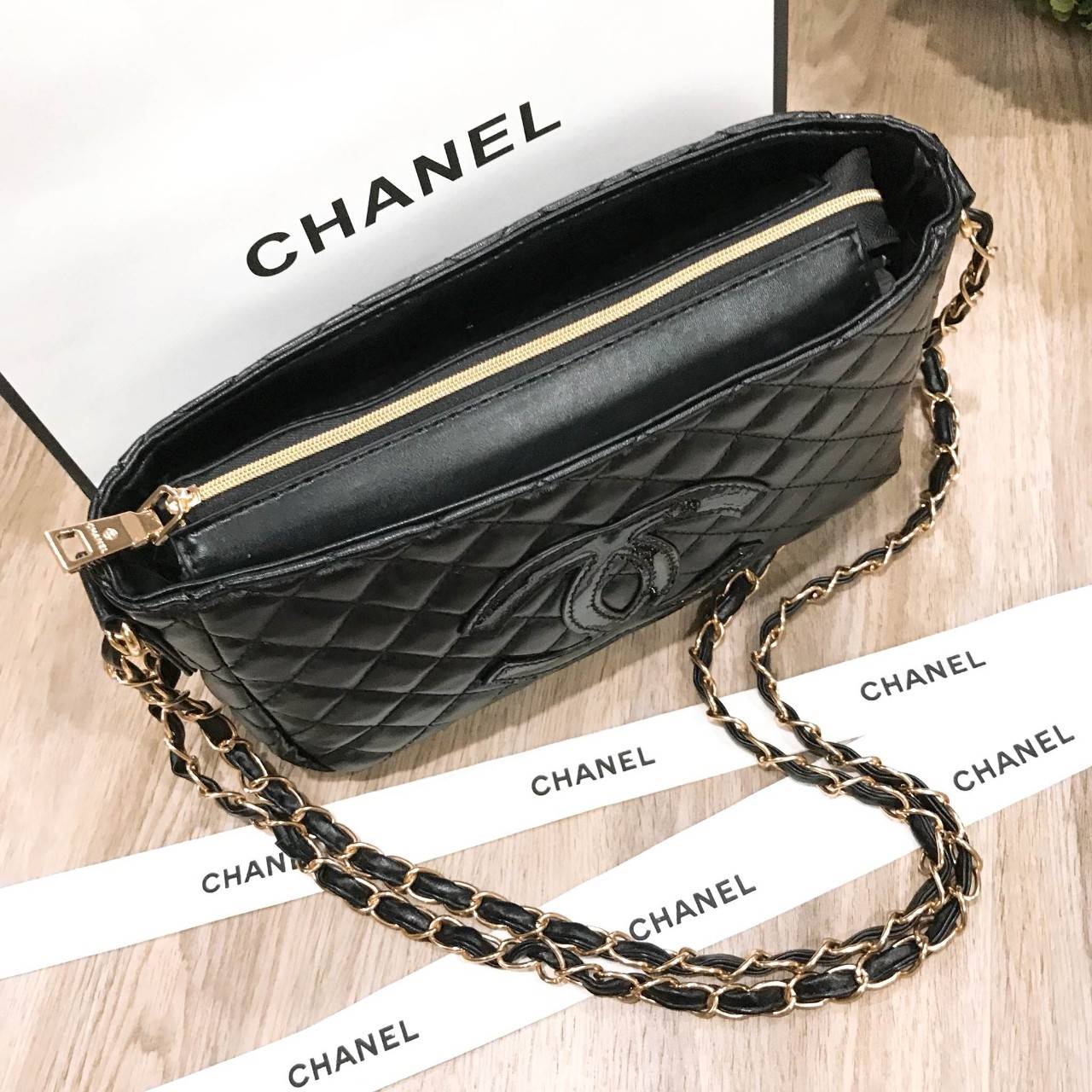 NEW ARRIVAL! Chanel Clutch Bag With Chain VIP Gift With Purchase (GWP) กระเป๋าสะพายพรีเมี่ยมกิ้ฟของแท้จาก Chanel Perfume Counter รุ่น Limited Edition วัสดุหนังลายตารางทรงเหลี่ยมเปิดปิดด้วยซิปแบรนด์อะไหล่ทอง ขนาดกำลังดี น้ำหนักเบา ภายในโล่ง ซับในลายเเบรนด์