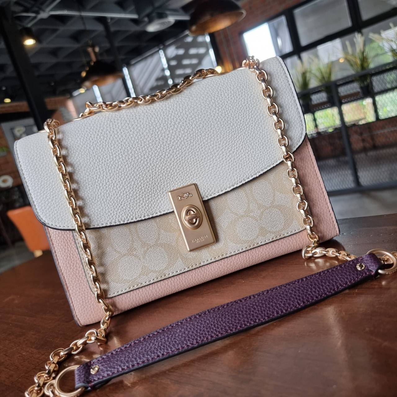 ของแท้ 💯% 】COACH C2174 LANE SHOULDER BAG IN COLORBLOCK SIGNATURE CANVAS หรูสุดต้องใบนี้นะน้องนะ ไอเท็มใหม่ล่าสุด กระเป๋าสะพายสายคุณหนู ดูหรูและคลาสสิค สายสะพายโซ่อะไหล่ทองขับผิว วัสดุหนัง pepble ตัดกับหนังแคนวาสเป็นดีไซน์คัลเลอร์บล็อค