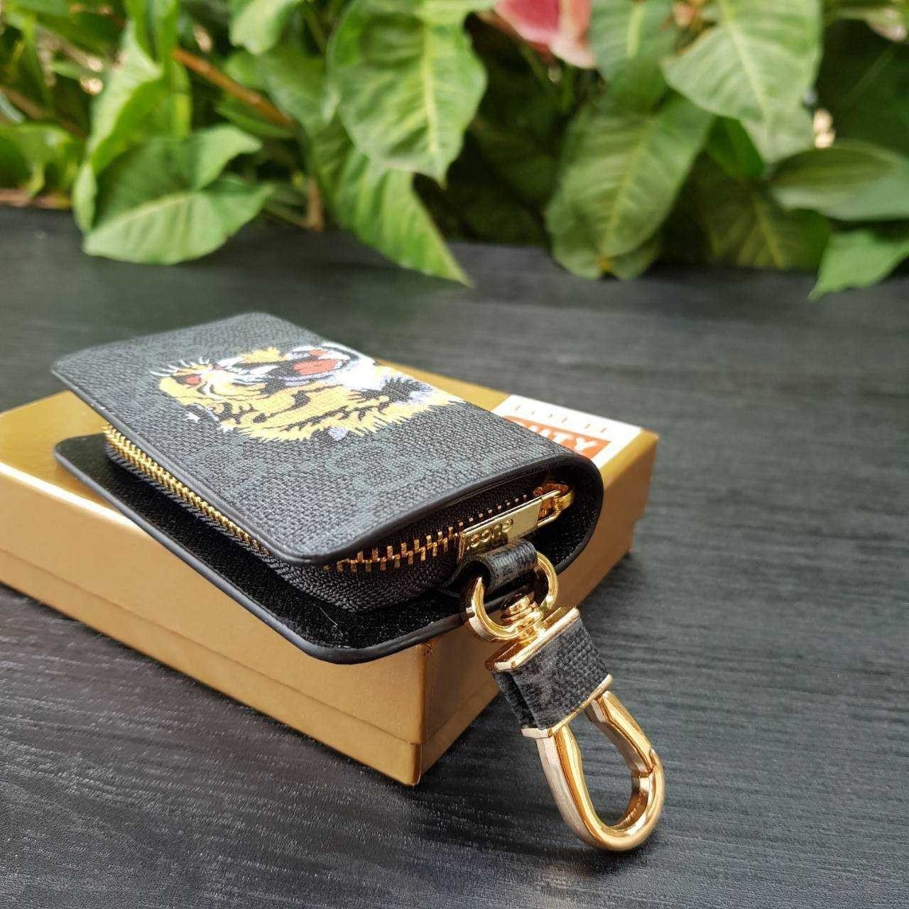 GUCCI Keychain กระเป๋าพวงกุญแจสุดหรูหรา ที่จะทำให้การหากุญแจรถยนต์ของคุณเป็นเรื่องง่าย ขนาดกระทัดรัด หยิบจับง่าย