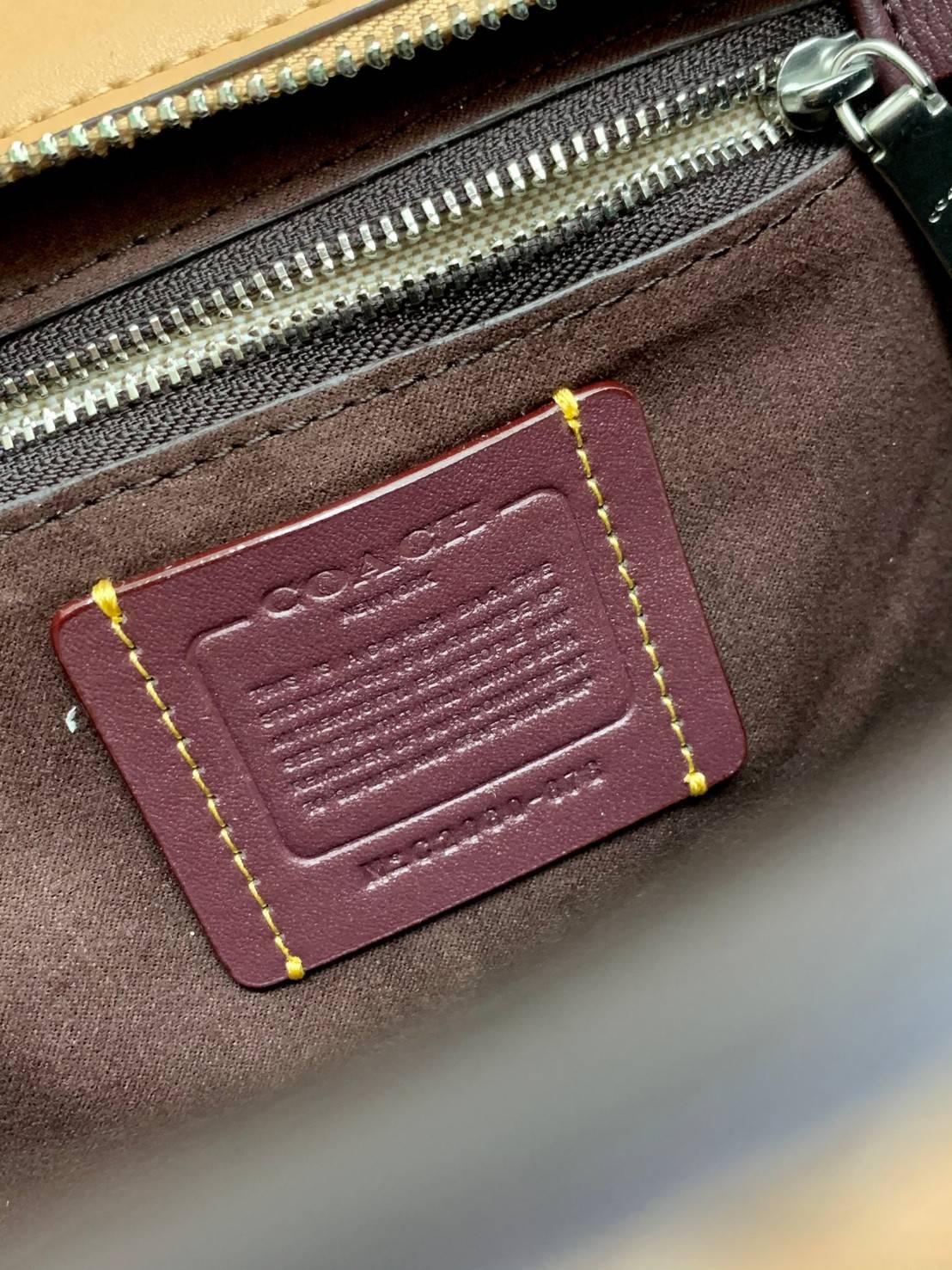 COACH COURIER CARRYALL 23 IN COLORBLOCK SIGNATURE CANVAS พร้อมส่ง 7 แบบ พร้อมส่ง ลุคดูไฮสุดๆค่ะ! กระเป๋าสะพายหนังหรูหราและคลาสสิค หนังแท้ชั้นดีที่สุด น้ำหนักเบา หนังสวยมากก สัมผัสแล้วหลงรักแน่นอนจ้าา😘