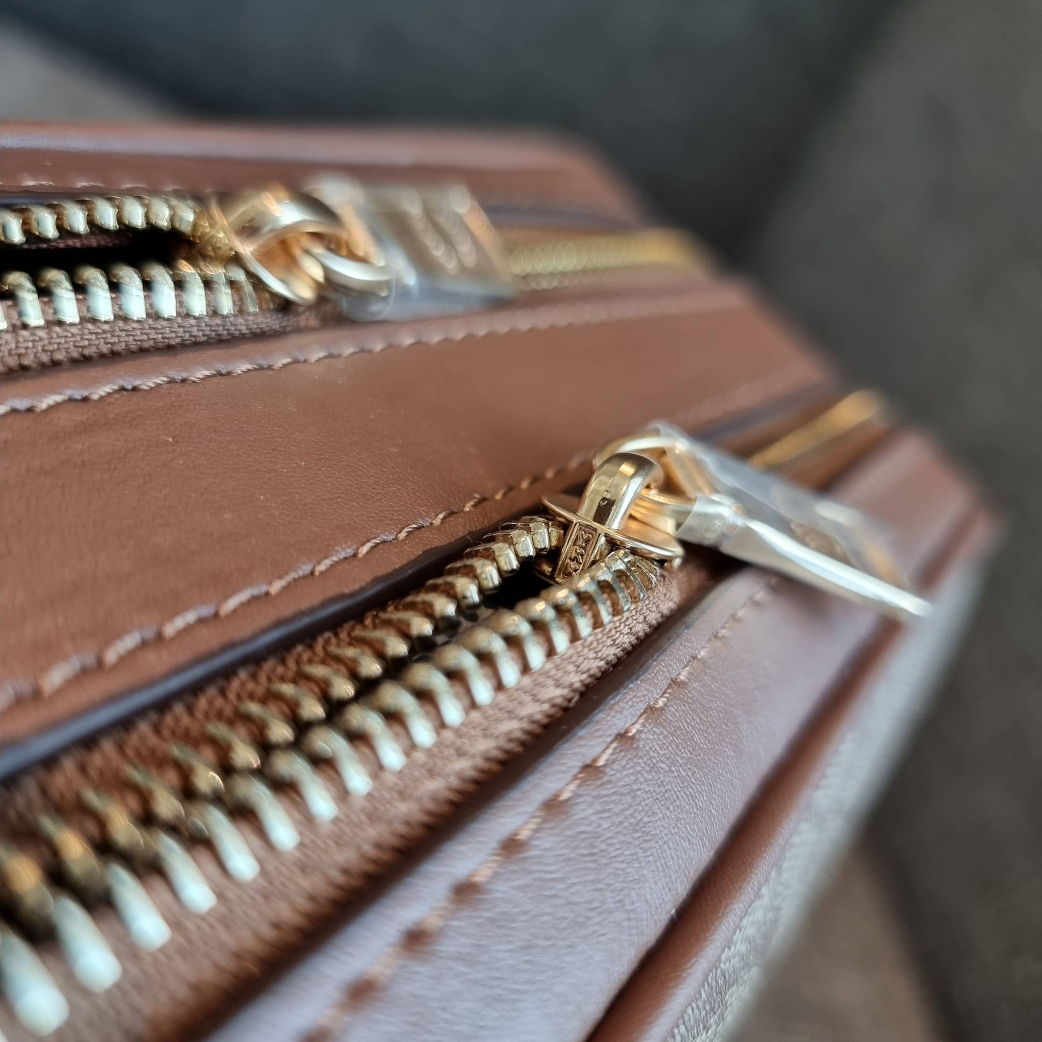 OUTLET 】COACH F68168 JES CROSSBODY IN SIGNATURE CANVAS รุ่นยอดฮิต!! กระเป๋าสะพายข้าง รุ่น 2 ซิป ใบใหญ่จุใจ สีคลาสสิคขายดี!! วัสดุหนังแคนวาสเคลือบลาย เปิด-ปิดด้วยซิป 2 ช่องหลัก ใช้งานง่าย ทรงสวยมากๆรุ่นนี้ มาพร้อมสายสะพาย crossbody ปรับได้ตามตัว ภายในใส่ขอ