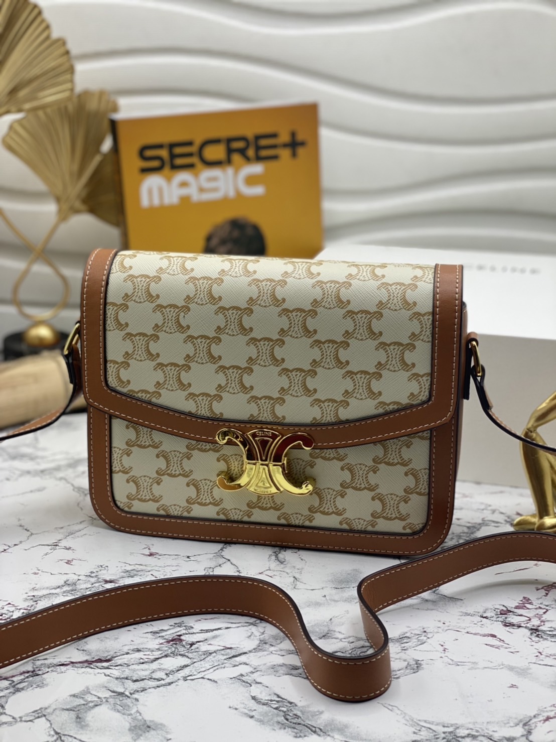 หนังแท้ CELINE MEDIUM TRIOMPHE BAG IN TRIOMPHE CANVAS AND CALFSKIN / CELINE TEEN สาวๆที่กำลังมองหากระเป๋าน่ารักเอาไว้ใช้ในวันสบาย ๆ แต่ไม่รู้เลือกกระเป๋า Celine รุ่นไหนดี แนะนำรุ่นนี้เลยคะ เป็นกระเป๋าสะพายข้างขนาดกำลังดี สวยแบบคลาสสิก หรูหราด้วยแคนวาสเคลื