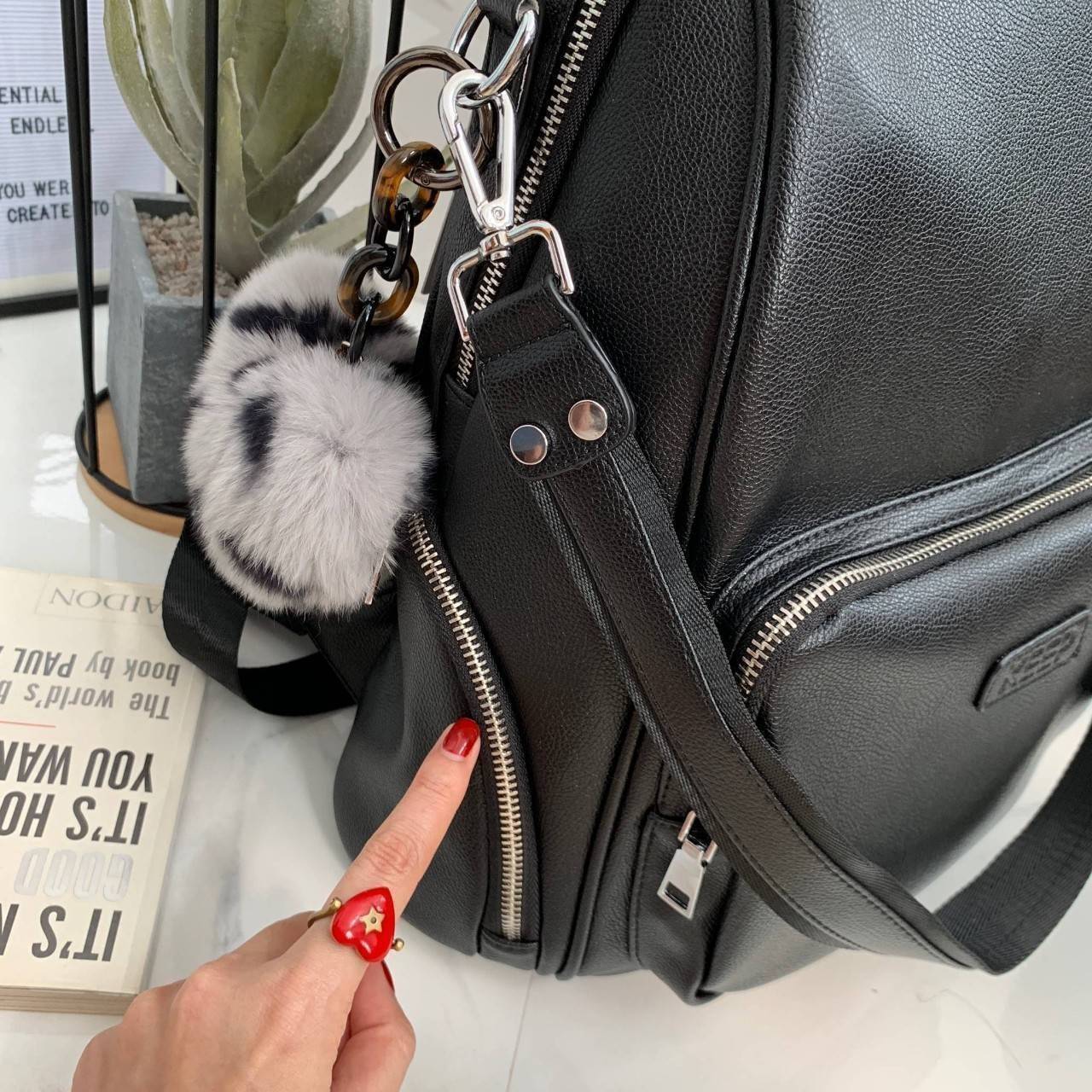 กระเป๋า ทรงน่ารัก มากๆๆๆ จากแบรนด์ KEEP รุ่น Misty backpack มาใหม่ หนัง Microfiber ผิวสัมผัสคล้ายหนังวัวแท้ เนื้อหนา นิ่มมือ พิเศษ!! เป้ใบนี้ มีสายสั้นหนังสำหรับสะพายไหล่ให้ด้วยคะ ใครชอบเป้สไตล์นี้ ห้ามพลาดเลยน๊า สวยจริง คอนเฟิร์มเลย