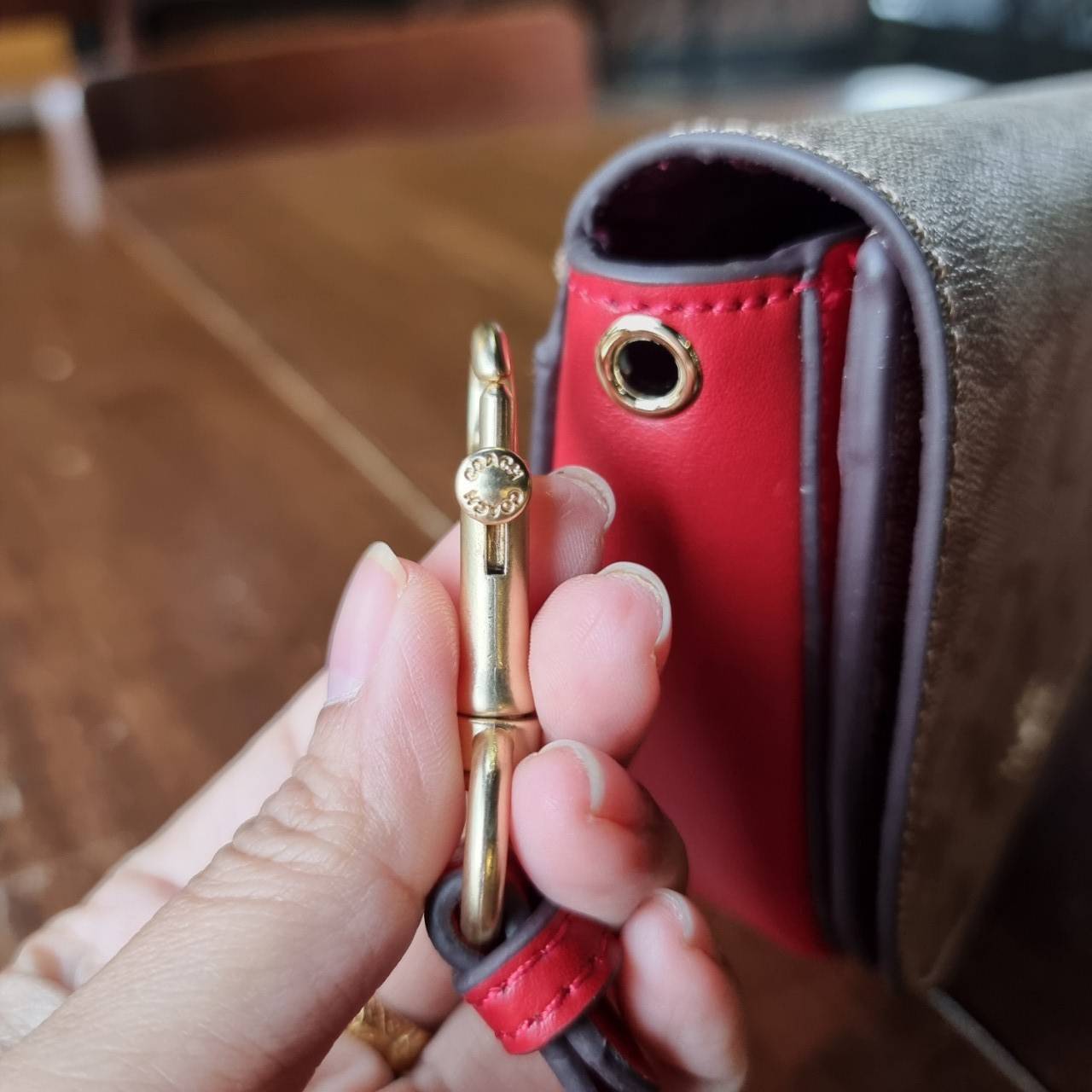 ของแท้ 💯% COACH C1430 ELLEN CROSSBODY IN SIGNATURE CANVAS กระเป๋าสะพายดีไซน์สุดเก๋ ดูดีไม่ซ้ำใคร ทรงสวยลายคลาสสิค วัสดุหนังแคนวาสเคลือบลาย ตัวขอบกระเป๋าเป็นหนังแท้