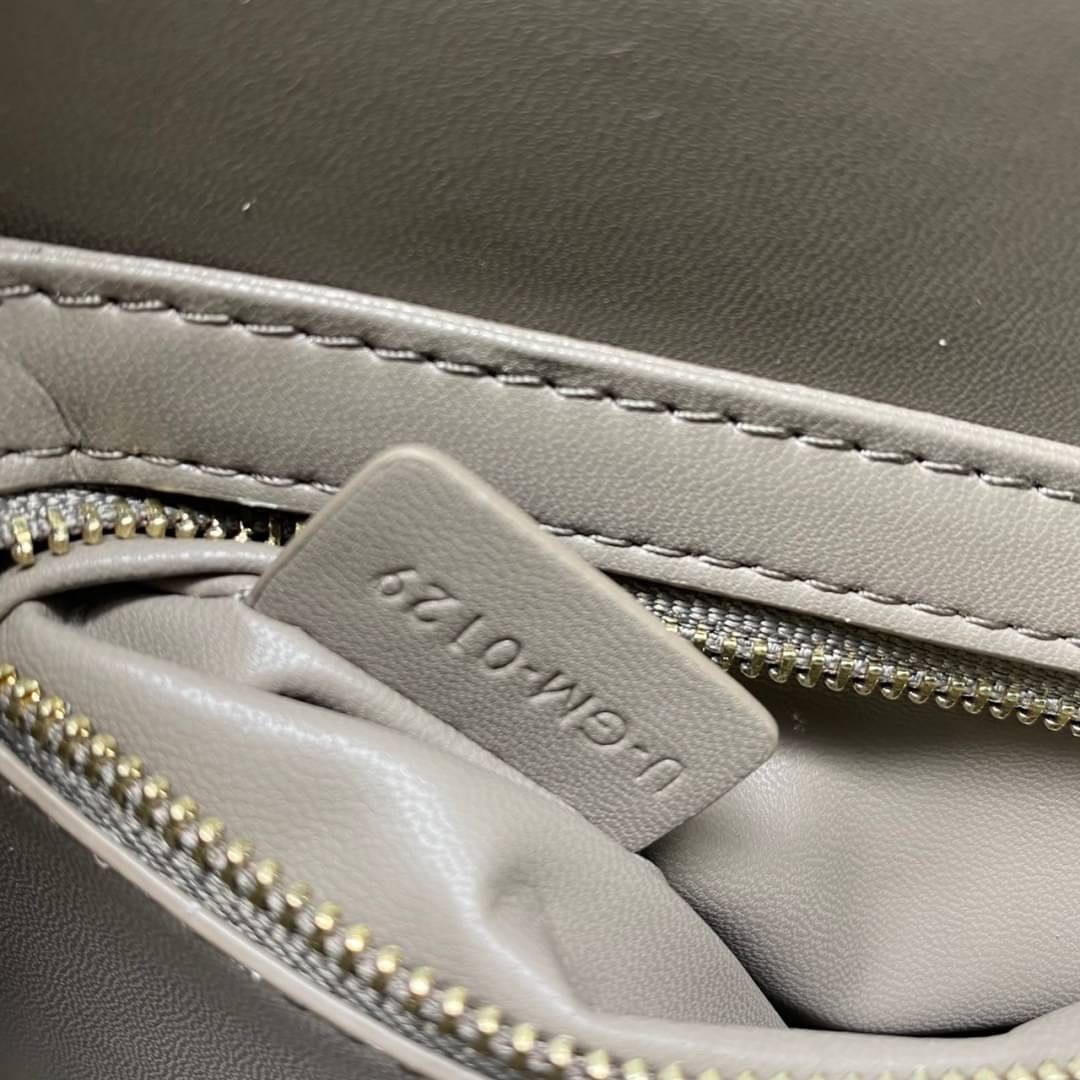 TEEN 18cm : CELINE TEEN TRIOMPHE BAG IN SHINY CALFSKIN / Celine Triomphe Bag / Celine Bag พร้อมส่ง 7 สี เกรดออริ 1:1 กระเป๋าแบรนด์หรูที่ควรมีแห่งปี รูปทรงสี่เหลี่ยมรุ่นฮอตฮิตของเหล่าดาราและเซเลบทั้งหลาย ดีไซต์เรียบหรู