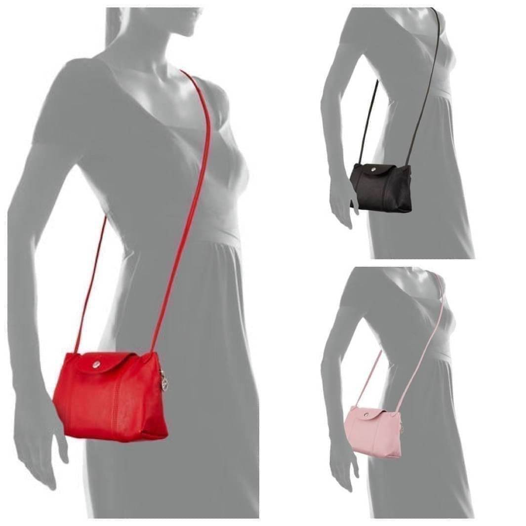 Longchamp Le Pliage Cuir Crossbody Bag อีกหนึ่งคอลเลคชั่น Le Pliage Cuir หนึ่งในตระกูลกระเป๋าสุดไอคอนิกจากแบรนด์ Longchamp และจัดการปรับดีไซน์ให้มีขนาดเล็กลงในทรงcrossbody กะทัดรัดสะพายแล้วคล่องตัว ด้วยดีไซน์ที่ดูเป็นเอกลักษณ์การใช้งานช่องหลักที่ซิปด้านหล