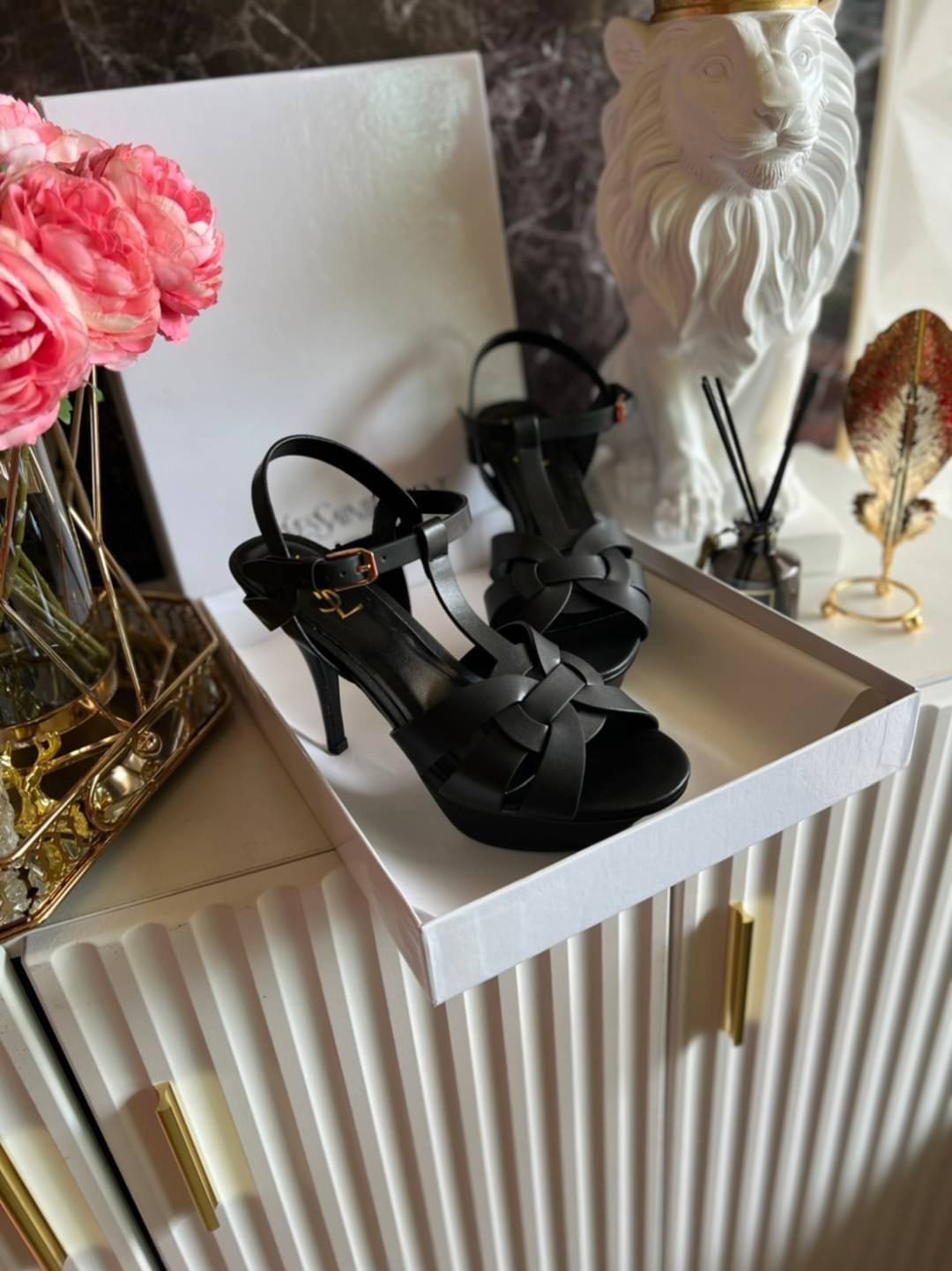 YSL TRIBUTE HEEL / SAINT LAURENT TRIBUTE HEEL / YSL HIGH HEEL เกรดออริจินอล รองเท้าส้นสูงแบรนด์หรู ที่สาวๆ ทุกคนควรมี ไว้ออกงานหรือใส่ทำงานได้ คู่นี้คือปังได้ตลอดกาล เพิ่มความสูงเพรียว สวยหรูมากค่ะ