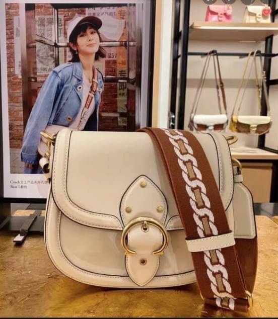 สวย หรู แถมสุดคุ้มกันเลยจร้าา💋 COACH BEAT SADDLE BAG ((C3837//C0749)) พร้อมส่งที่ไทยอีกครั้ง ห้ามพลาดค่าา!! กระเป๋าสะพายครอสบอดี้ร์ วัสดุหนังแท้ชั้นดีที่สุด! หนังสวย บวกกับอะไหล่แบรนด์ที่ดูเด่นคลาสสิคตรงด้านหน้าค่ะ เปิดปิดกระเป๋าแบบกดล็อค ภายในสาม
