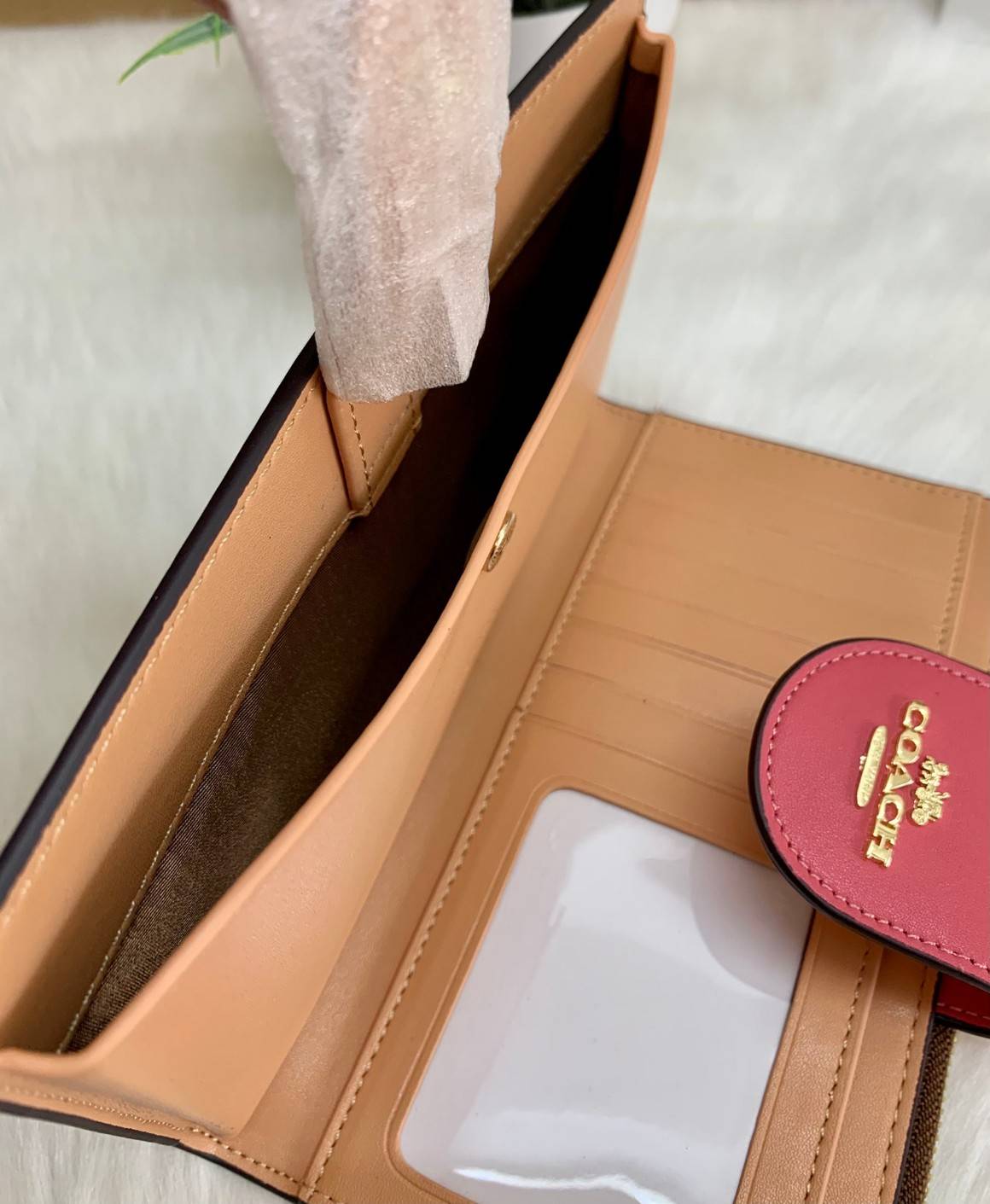 พร้อมส่งครบ 5 สี กระเป๋าสตางค์ที่สาวๆต้องมีติดตัวค่าา😘 COACH TECH WALLET IN COLORBLOCK SIGNATURE ((C2874)) ✔️กระเป๋าเงินใบยาว หนังแท้ พร้อมสายคล้องมือในตัวค่ะ ✔️เปิดปิดด้านหน้าแบบฝากระดุม ภายในมีช่องใส่ธนบัตร2ช่อง ;สามารถใส่มือถือ ip