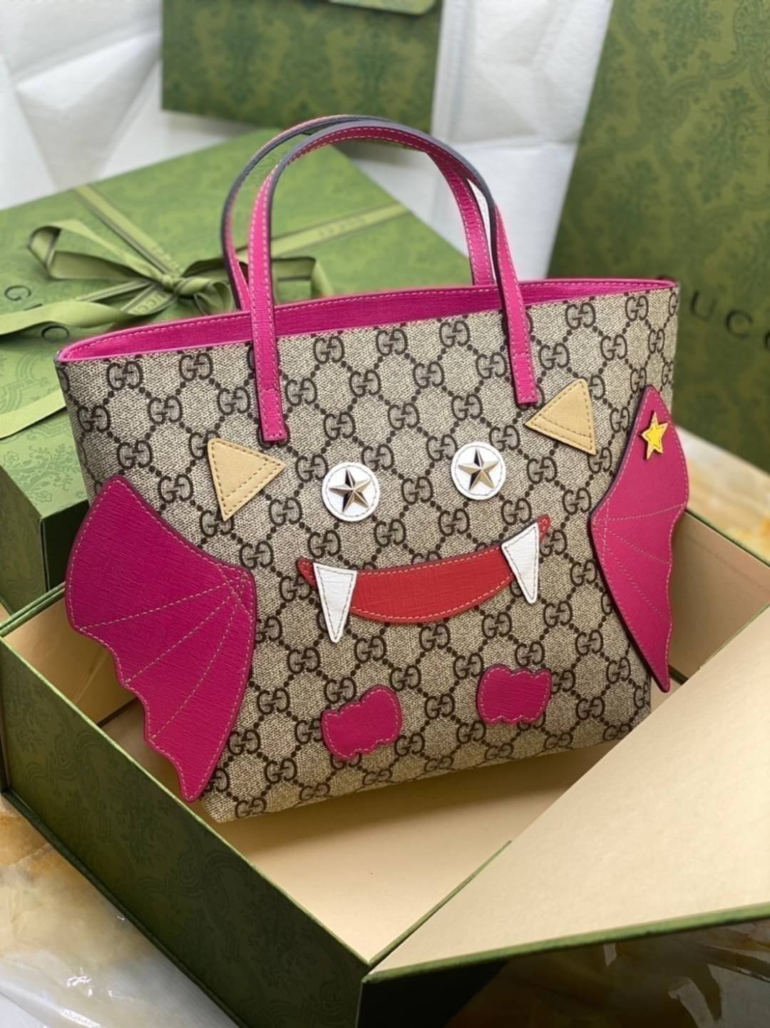 (รวมแบบ) หนังแท้ GUCCI Animal-Friendly Gucci Kid GG Supreme Tote Bag ลายใหม่น่ารักมากเลยค่าา งานหนังแท้ทรงตั้งสวย ขนาดกะทัดรัด จุของได้เยอะ ใช้ได้ทั้งเด็กและผู้ใหญ่ น่ารักมากค่ะ