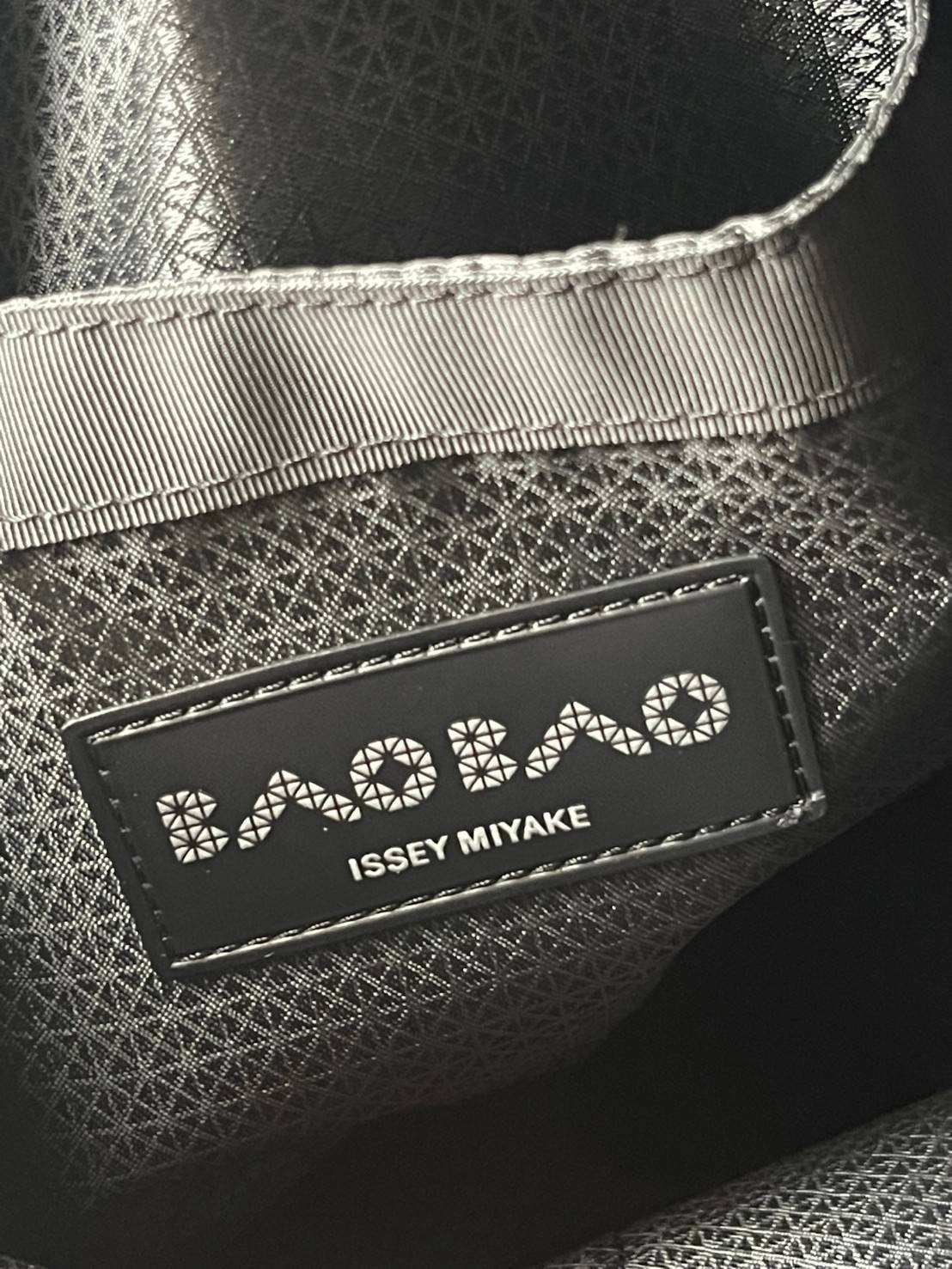 Bao Bao Issey Miyake ROCK MATTE ซีรีส์นี้จะเป็นทรงสี่เหลี่ยมผืนผ้า มีซิปปิดด้านบน ถือเป็นรุ่นที่เหมาะกับการใช้งานในชีวิตประจำวัน สามารถพับมุมและบริเวณด้านล่างของกระเป๋าเพื่อเพิ่มความสะดวกสบายในการใช้งาน ทั้งยังช่วยให้วางกระเป๋าในแนวตั้งได้อีกด้วย แผ่นต่อส