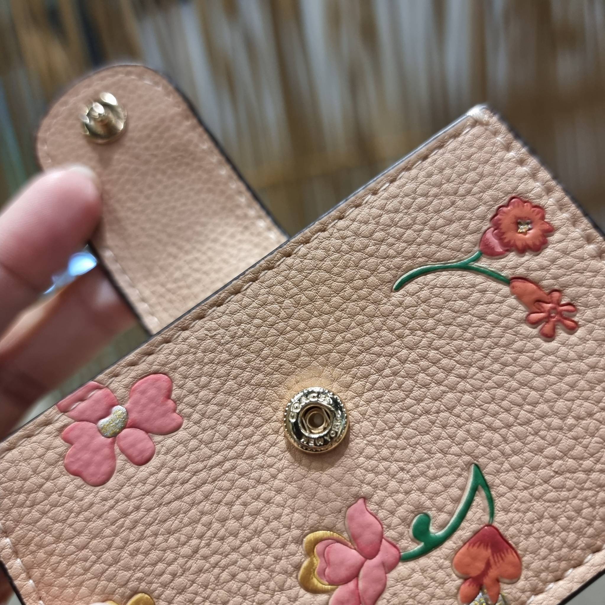 COACH C8325 ACCORDION CARD CASE WITH DREAMY LAND FLORAL PRINT ไอเท็มที่ทำใจฟูจัดเลยจ้า กับกระเป๋าถนอมบัตร ที่สาวๆตามหา ดีไซน์ลวดลายน่ารักมากๆ ขนาดกะทัดรัด พกพาสะดวก วัสดุหนัง pepble ภายในเป็นช่องใส่บัตรได้หลายใบ เหมาะมากสำหรับใครที่มองหากระเป๋าแบ่งสัดส่วน