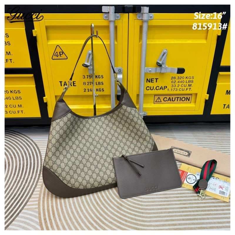 GUCCI B shoulder bag กระเป๋าสะพายไหล่รุ่นใหม่ล่าสุด ใบใหญ่จุของได้เยอะจุใจ เอาใจสายแบกแต่ยังคงความหรูมีสไตส์ในตัว ใช้ได้ทั้งชายหญิง ใบจริงสวยมาก คุ้มค่าที่สุด