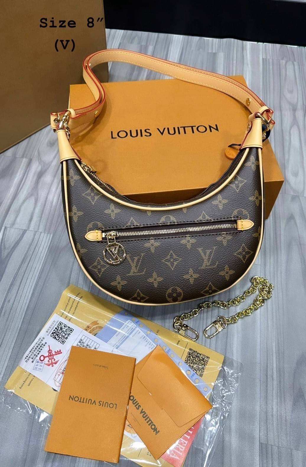 LV Loop bag Monogram canvas กระเป๋าสะพายรูปทรงเสี้ยวพระจันทร์ สุดยอดเดอะเบสท์ไอเท็ม รุ่นตามหา เข้าเพิ่มแล้วค่า งานสวยหรู ดูแพงมาแต่ไกล ขนาดกำลังพอดี สะพายไหล่คือปังมาก วัสดุหนังแคนวาสคุณภาพ ดีงาม เอาอยู่ทุกลุค