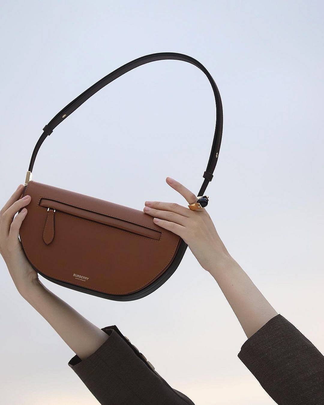 BURBERRY FRAGRANCES HALFMOON BAG VIP GIFT WITH PURCHASE (GWP) กระเป๋าสะพายพรีเมี่ยมกิ๊ฟ Limited Edition รุ่นใหม่จากน้ำหอม BURBERRY DUTY FREE วัสดุหนังแท้ CalfSkin ดีไซน์สวยหรูอยู่ทรงมีโลโก้แบรนด์และช่องซิปด้านหน้า ด้านหลังมีช่องใส่ของ เปิดปิดด้วยฝาปิดแม่เ