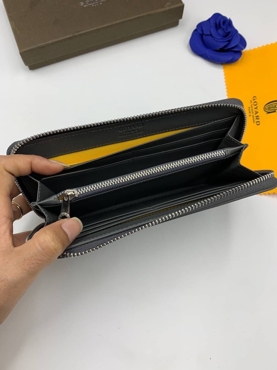 VIP GIFT 】GOYARD round zipper Matignon Long Wallet กระเป๋าสตางค์ซิปรอบใบยาว พร้อมส่ง 6 สี เหมาะกับการใช้งานทุกรูปแบบ นอกจากเพิ่มความมั่นใจแล้ว ยังทำให้ชีวิตของเราง่ายขึ้นอีกด้วย โดยการเปิดปิดแบบซิปรอบ สามารถใส่ธนบัตร เหรียญ บัตรต่างๆได้หลายใบเลยทีเดียว ขน