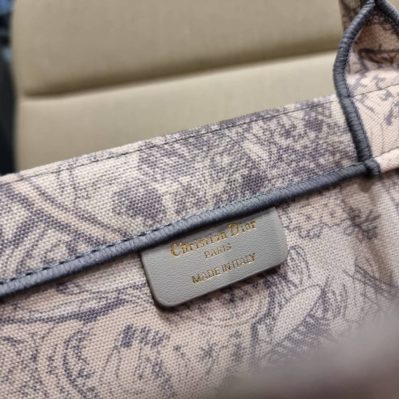 VIP 】HOT ARRIVAL!! DIOR CD SHOPPING BAG WITH GWP กระเป๋าทรงช้อปปิ้งใบใหญ่ จุใจ!! พรีเมี่ยมกิ๊ฟรุ่นดับเบิ้ลฮอต ดีไซน์คลาสสิควินเทจ สวยหรู วัสดุผ้าแคนวาสลายกราฟฟิค ภายในโล่งกว้างมากๆ ใส่ของจุสุดๆ โน้ตบุ้ค ไอแพด กระเป๋าสตางค์ มือถือ หรือเสื้อผ้ายังได้ สะพายค