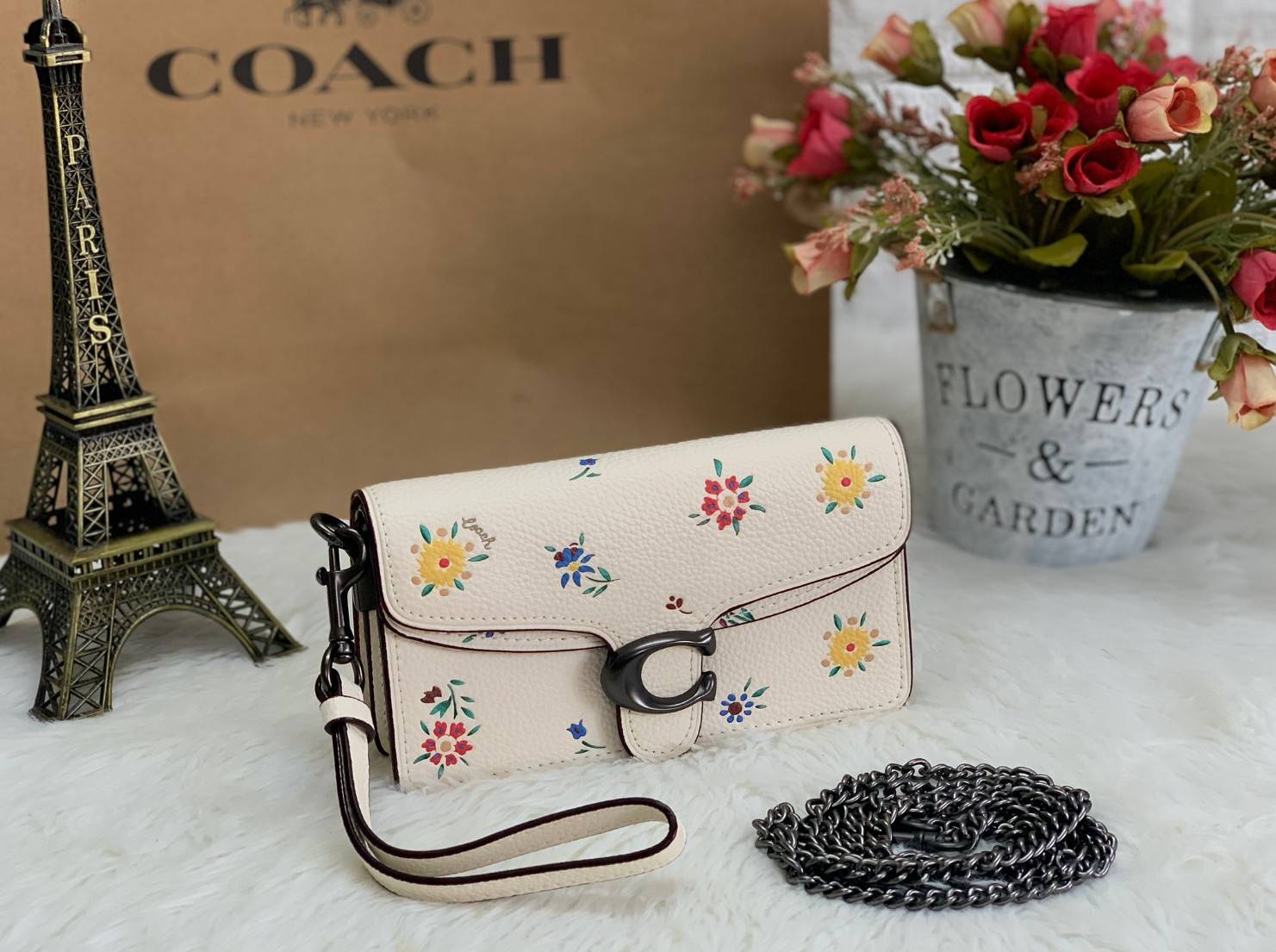 COACH TABBY CROSSBODY WITH WILDFLOWER PRINT ((810)) พร้อมส่งที่ไทยค่ะ! กระเป๋าสะพายครอสบอดี้ร์หรือสามารถถือแบบคลัทออกงานสวยๆได้เลยนะคะ วัสดุหนังแท้ หนังนิ่มค่ะ