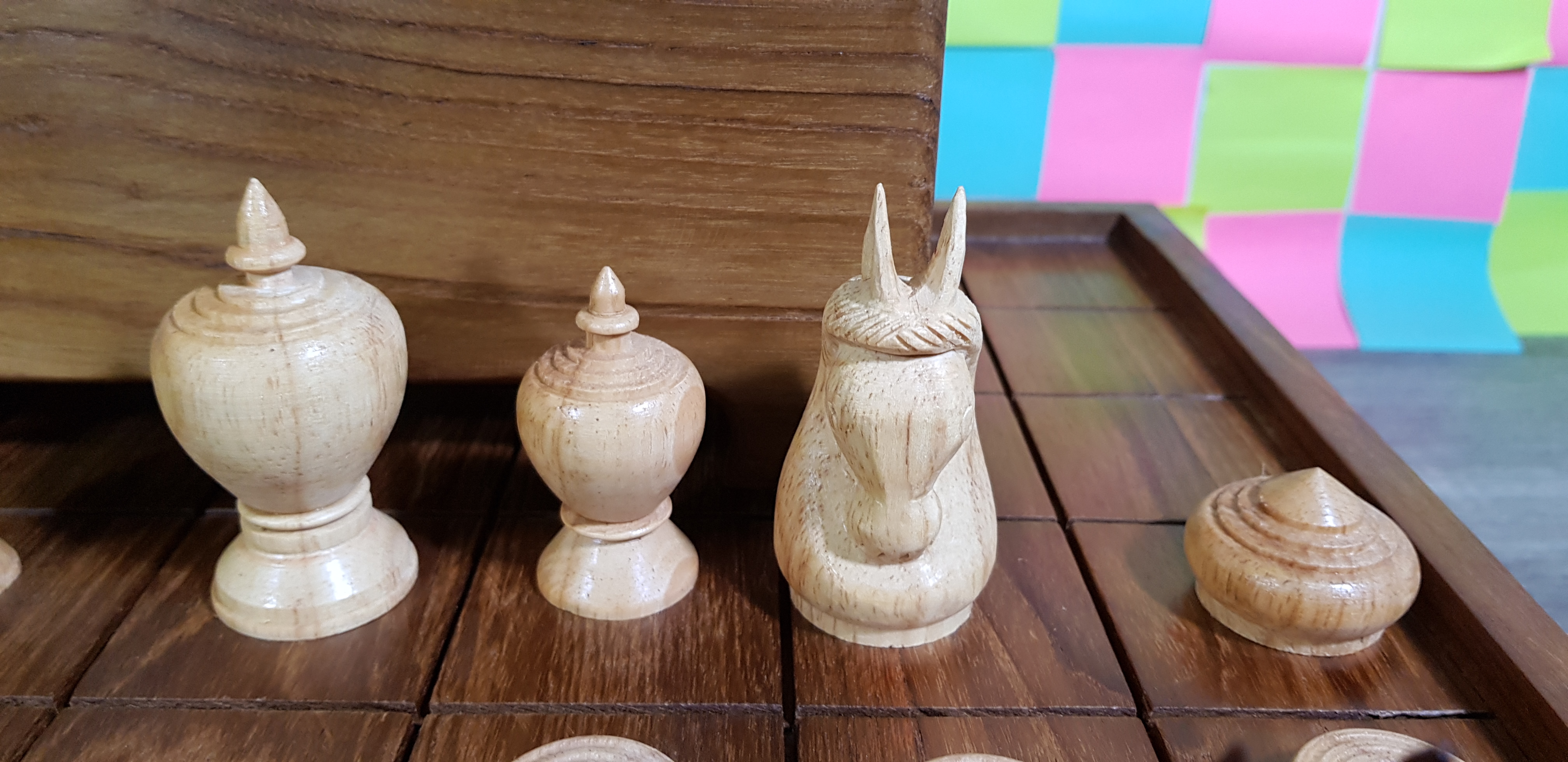 ชุดหมากรุกไทยชุดราเธยะพร้อมกระดานลิ้นชักไม้และกล้องไม้แบบมีช่อง