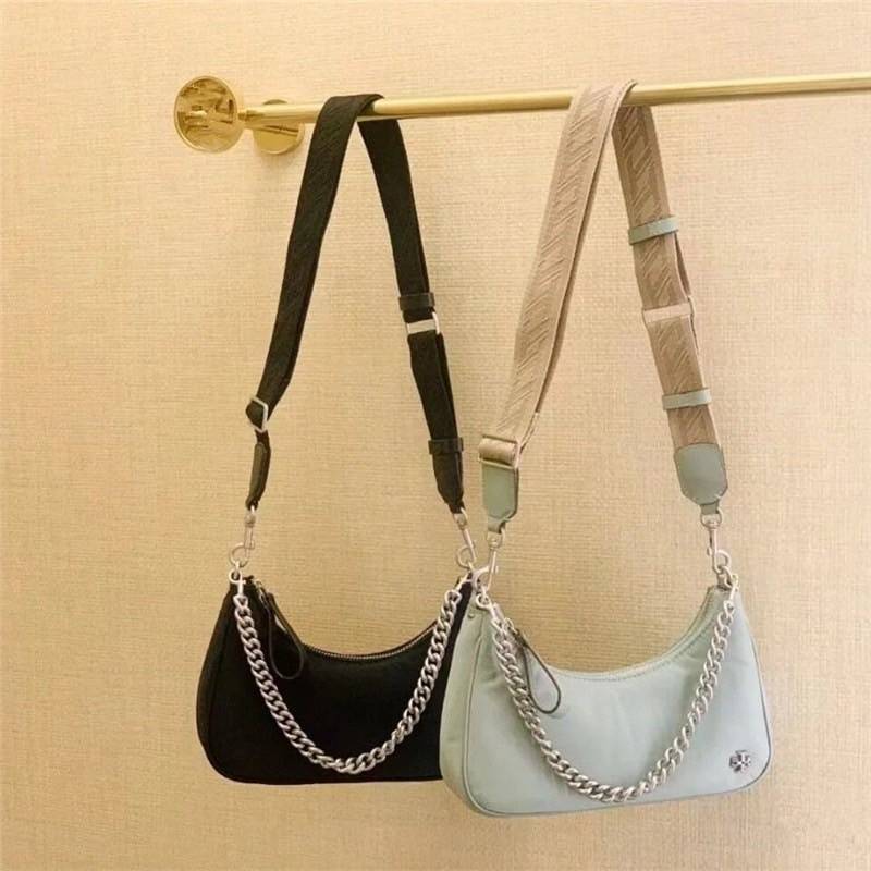 TORY BURCH handbag / TORY BURCH shoulder bag พร้อมส่งที่ไทย Tory Burch 151 Mercer Small Crescent Bag กระเป๋าถือหรือสะพายไหล่ วัสดุNylon อะไหล่เงิน น้ำหนักเบา พกพาสะดวก ใส่โทรศัพท์ iIphone+ ได้ ด้านในโล่งมีช่องเล็กใส่บัตร 2 ช่อง มาพร้อมสายสั้น สายหนัง+สายโ